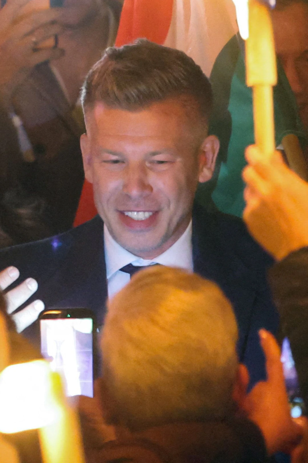 Wahlsieger Peter Magyar wurde in Budapest von seinen Anhängern frenetisch gefeiert