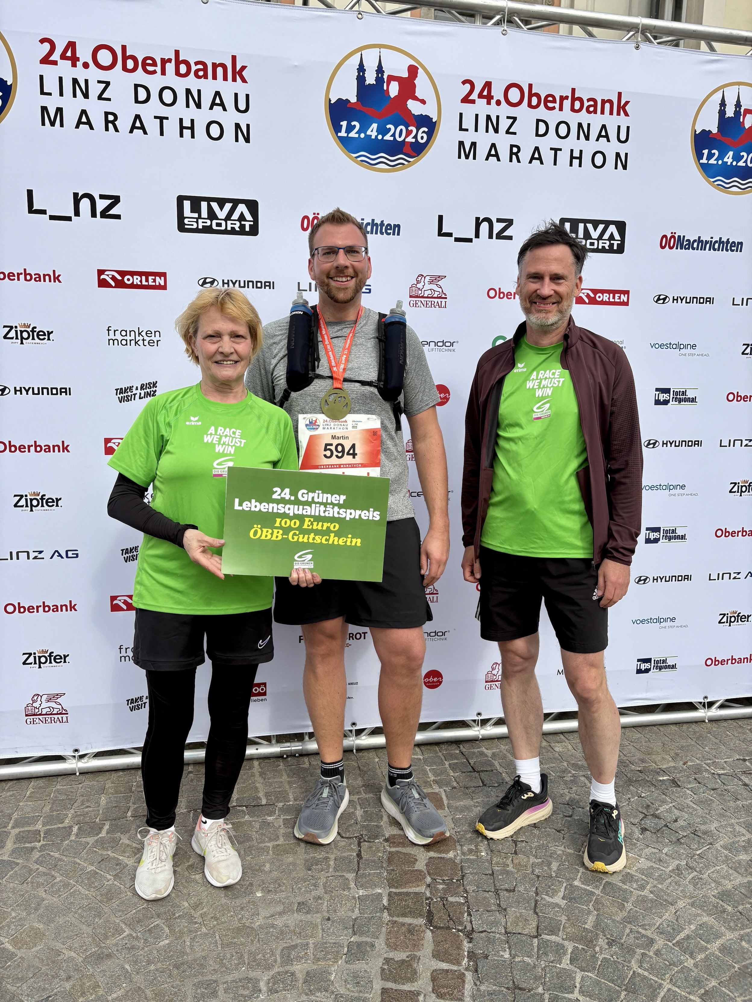 Die Grünen Linz haben Martin Enzenebner, der die 42,195 Kilometer lange Strecke quer durch die Landeshauptstadt in 06:12:09 Stunden bewältigt hat, den „Grünen Lebensqualitätspreis“ in Form der ÖBB-Gutscheine überreicht. 