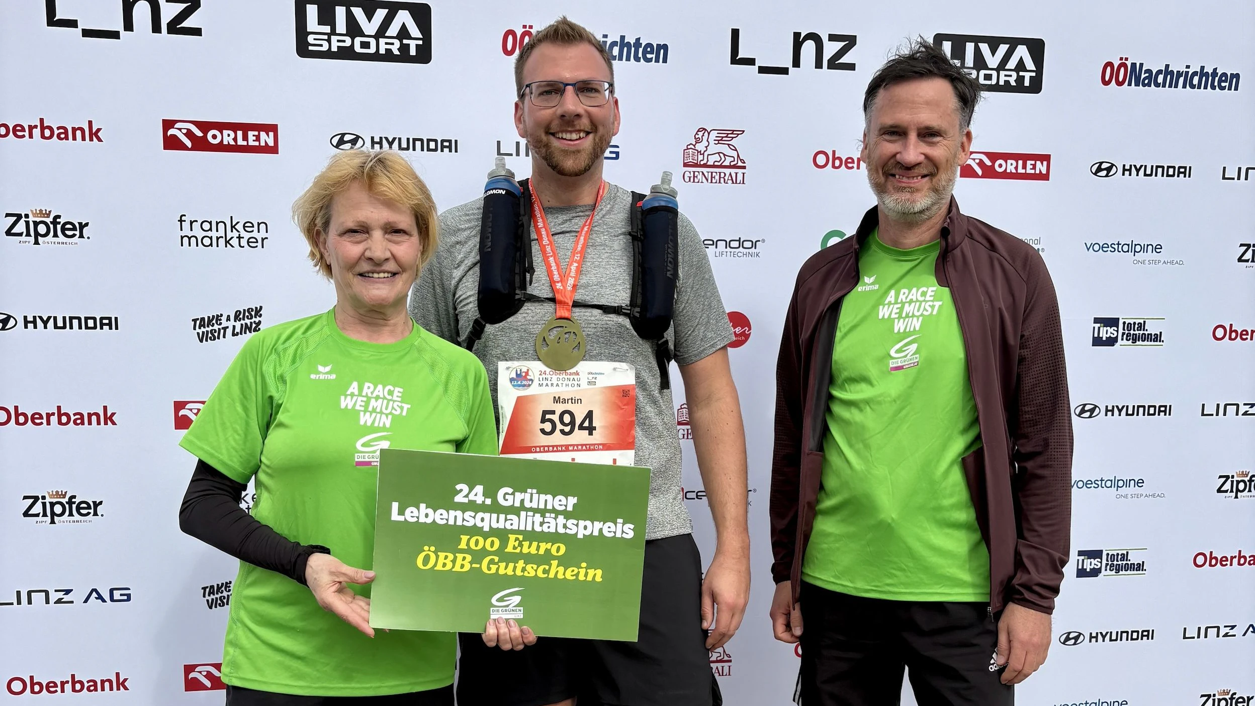 Die Grünen Linz haben Martin Enzenebner, der die 42,195 Kilometer lange Strecke quer durch die Landeshauptstadt in 06:12:09 Stunden bewältigt hat, den „Grünen Lebensqualitätspreis“ in Form der ÖBB-Gutscheine überreicht. 