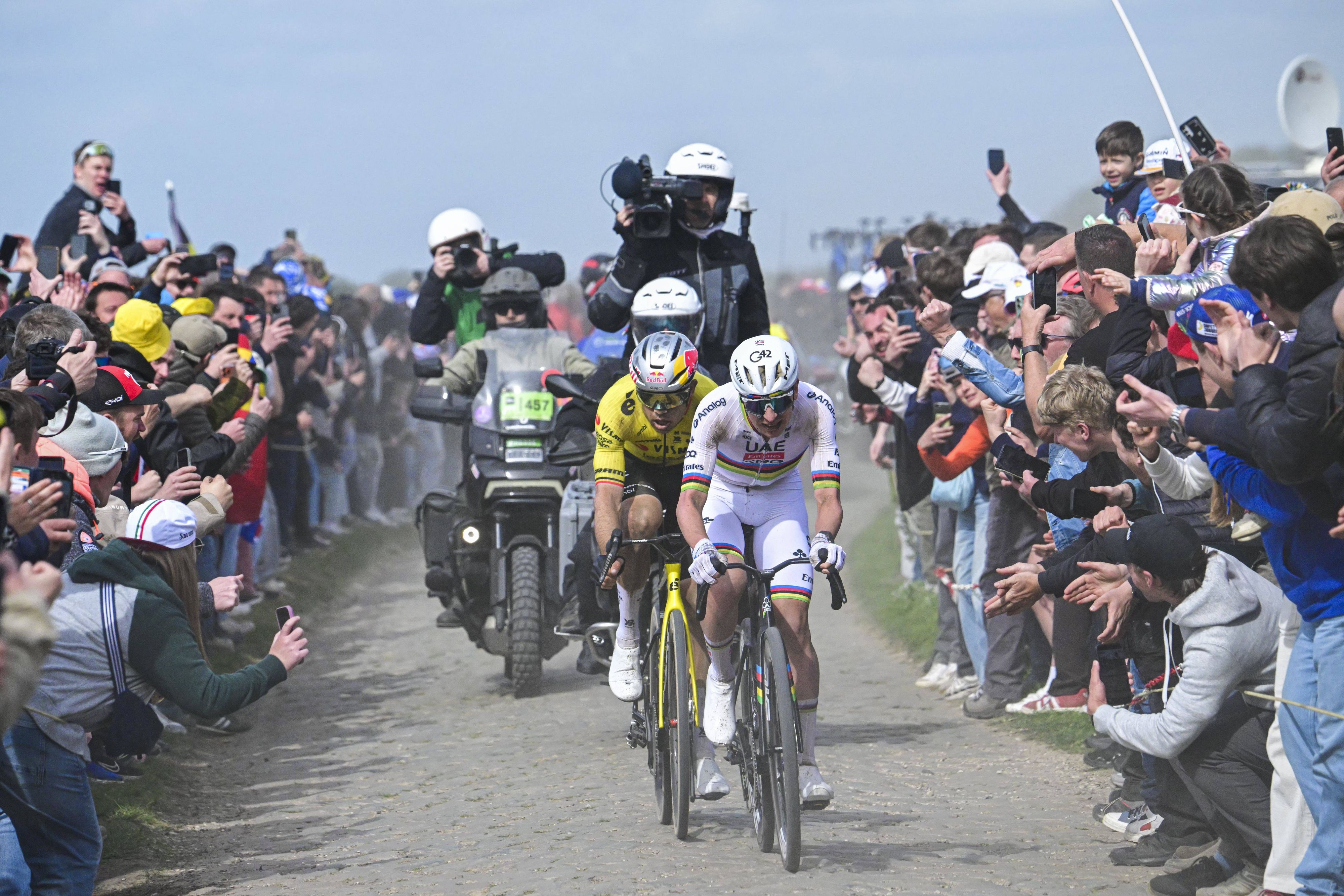 Van Aert und Pogacar bretteln über das Kopfsteinplaster.