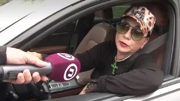 Alka Vuica platzt vor laufender Kamera der Kragen.