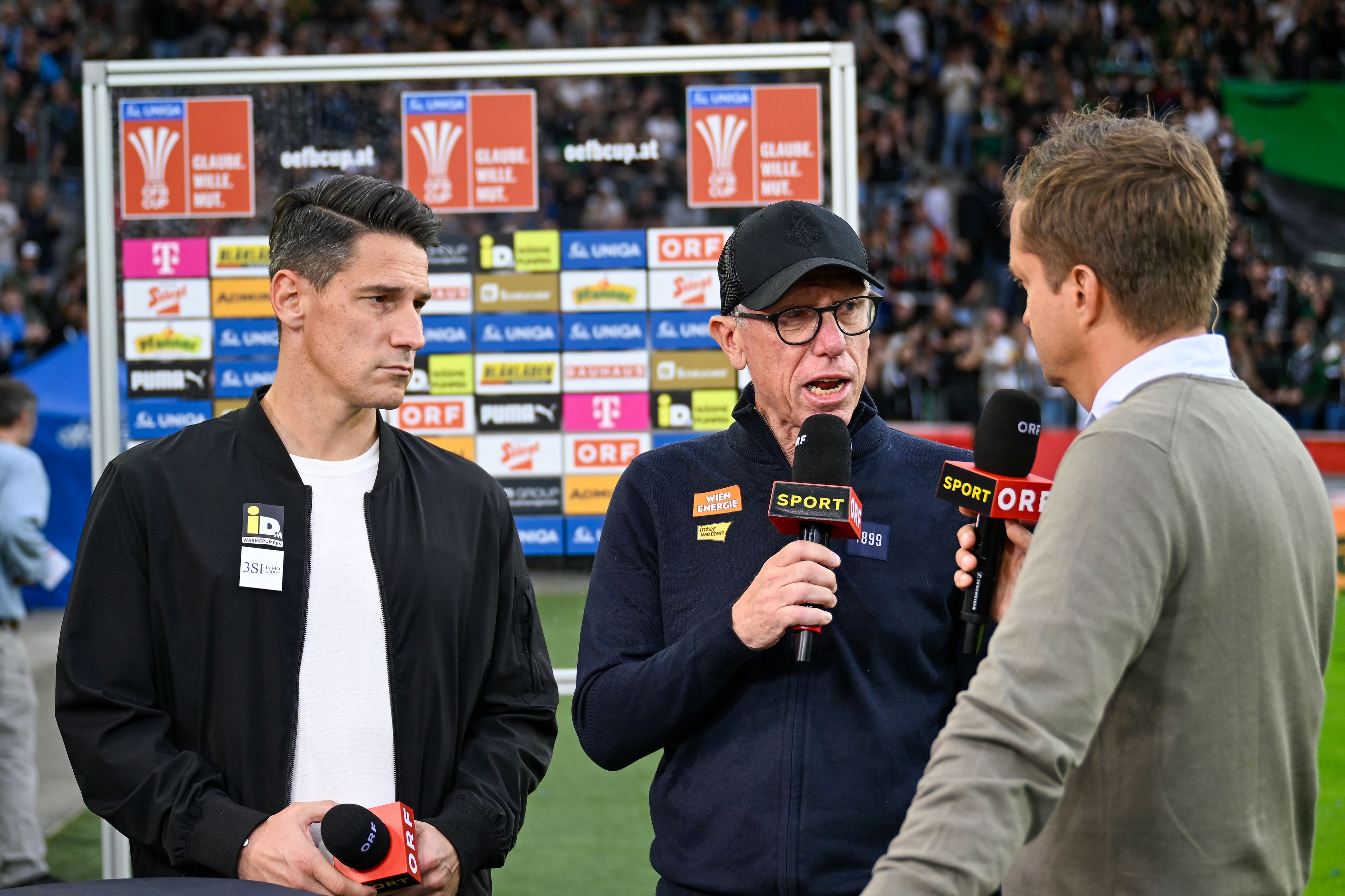 Peter Stöger mit ORF-Mikro – bei der WM ein regelmäßiges Bild.