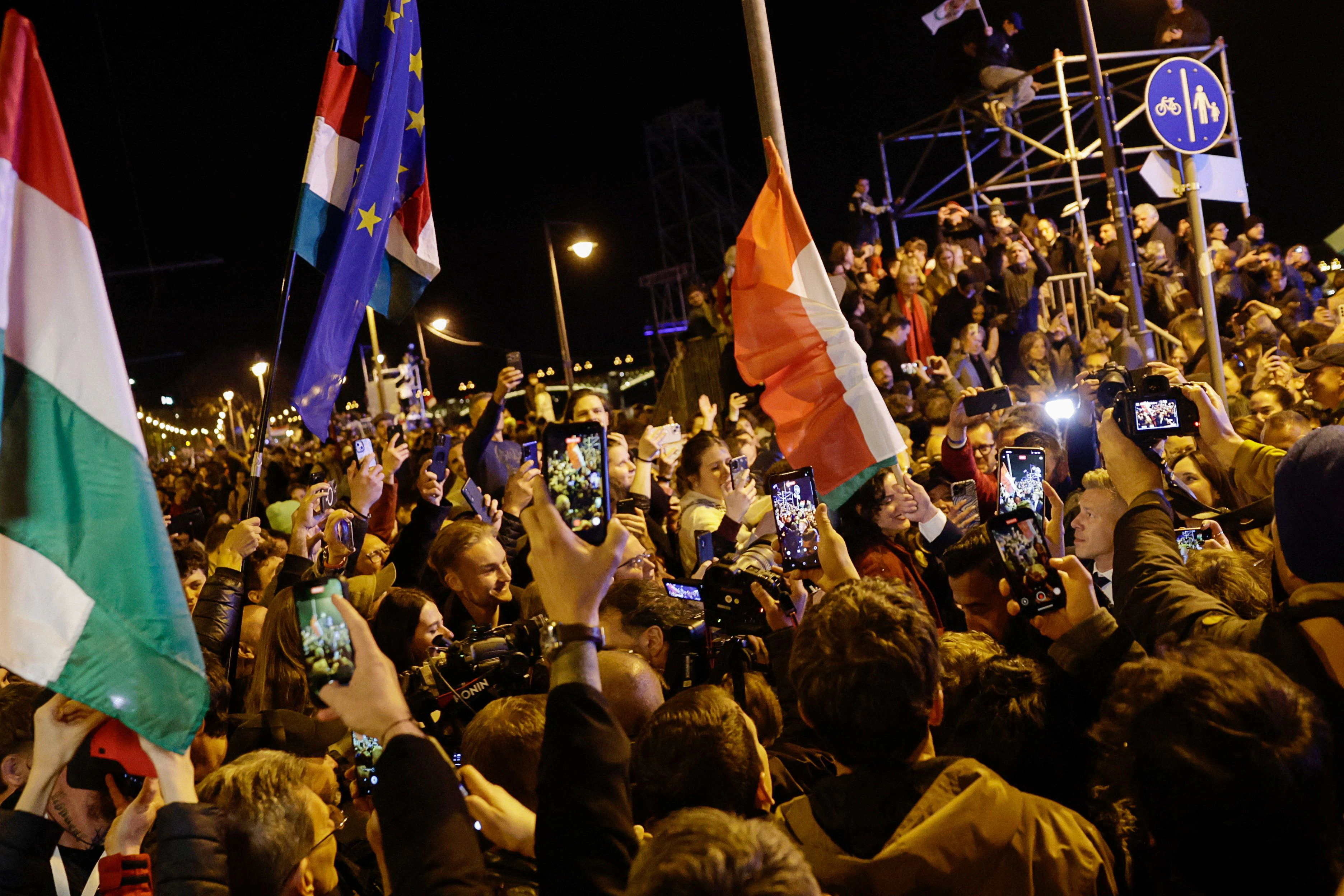 Zehntausende gingen auf die Straße, um den Machtwechsel zu feiern