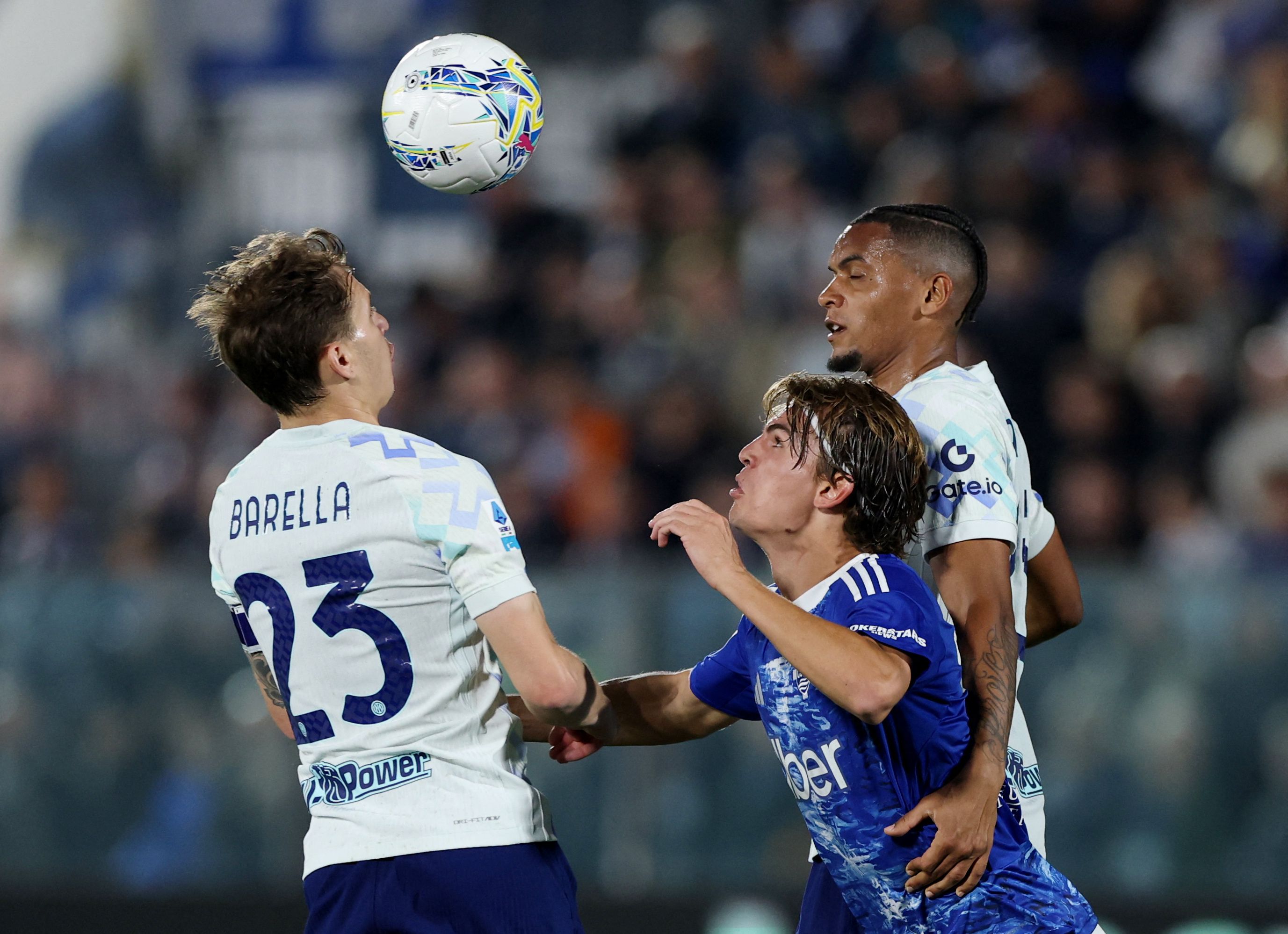 Inter und Como lieferten sich einen wilden Schlagabtausch.