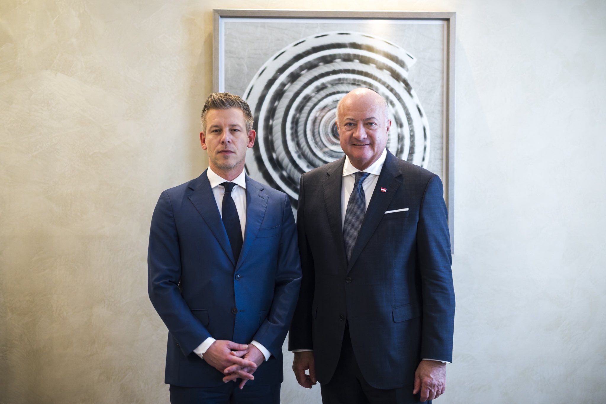 Österreichs Bundeskanzler Christian Stocker und Ungarns Regierungschef in spe Péter Magyar. 