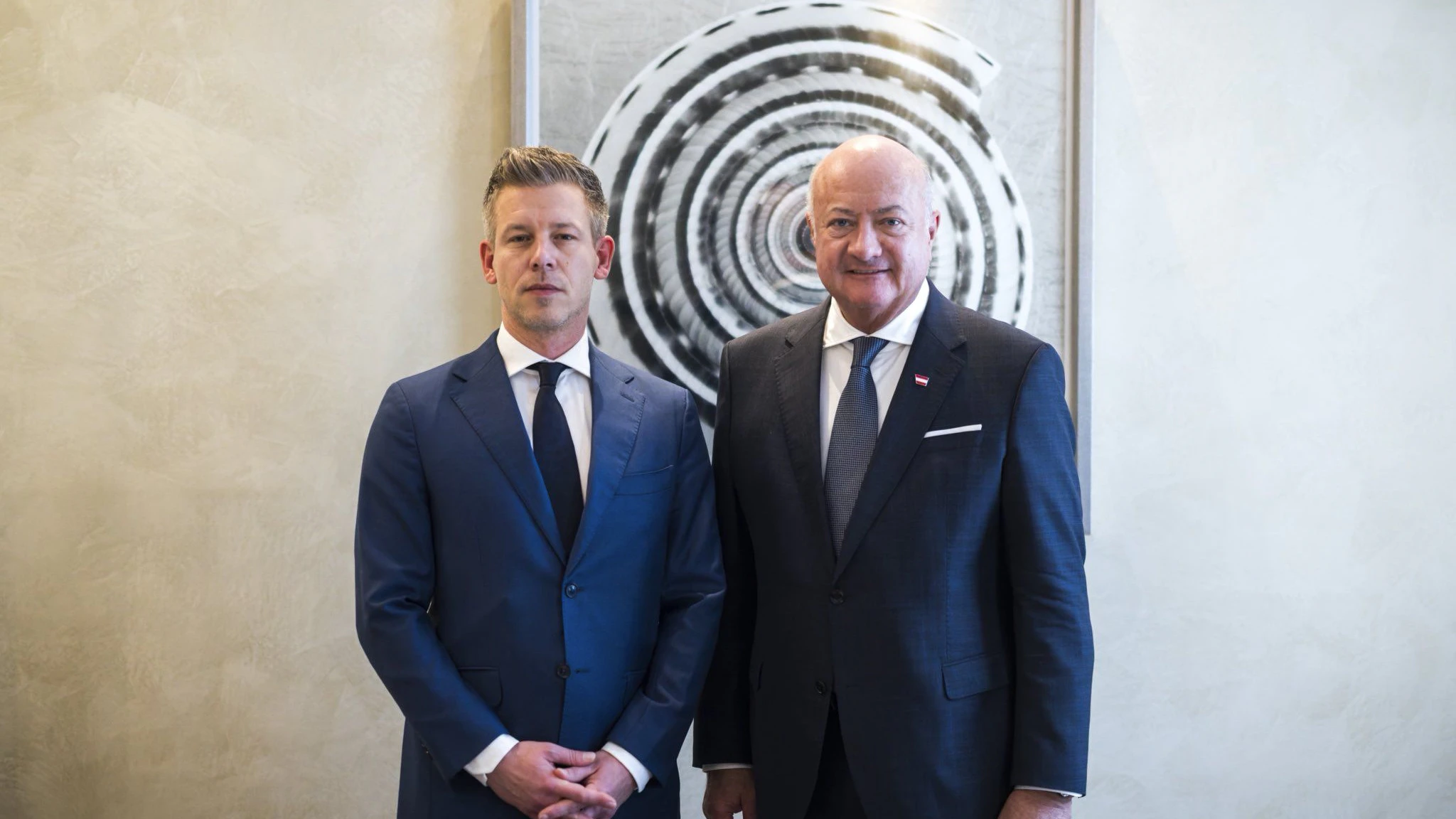 Österreichs Bundeskanzler Christian Stocker und Ungarns Regierungschef in spe Péter Magyar. 