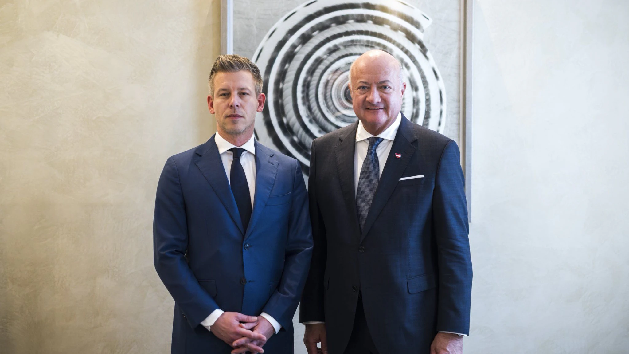 Österreichs Bundeskanzler Christian Stocker und Ungarns Regierungschef in spe Péter Magyar. 