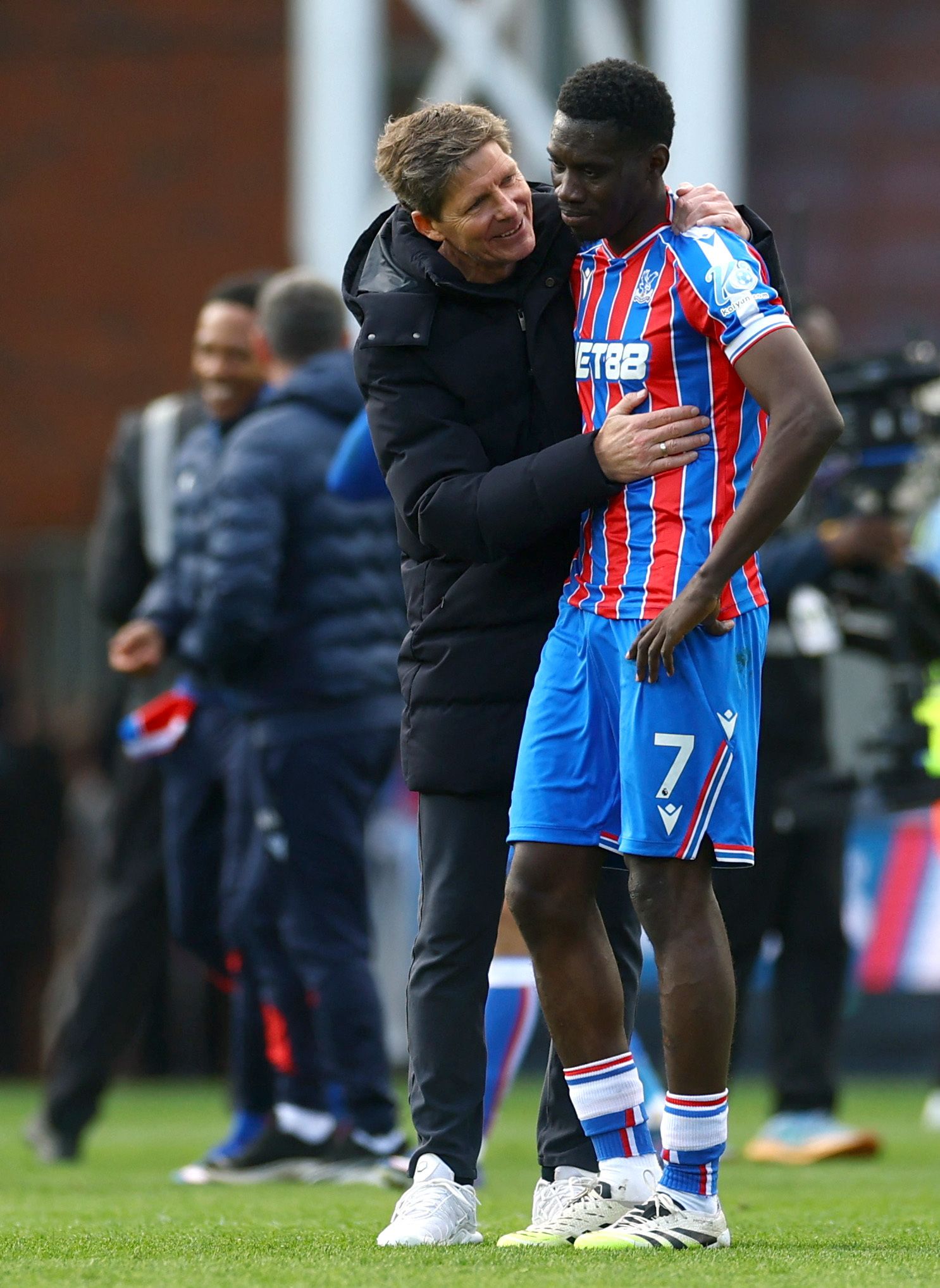 Oliver Glasner und Ismaila Sarr. 