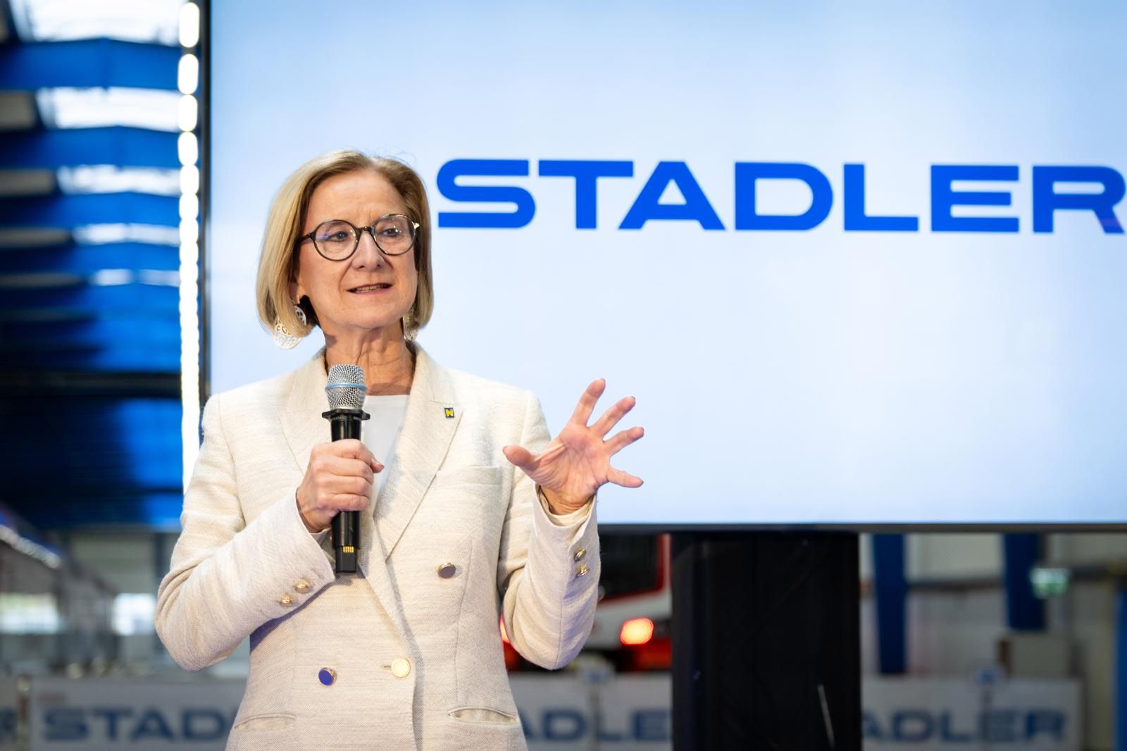 Am Freitag Nachmittag hat LH Mikl-Leitner die neue Halle von Stadler Rail in Leopoldsdorf eröffnet. 