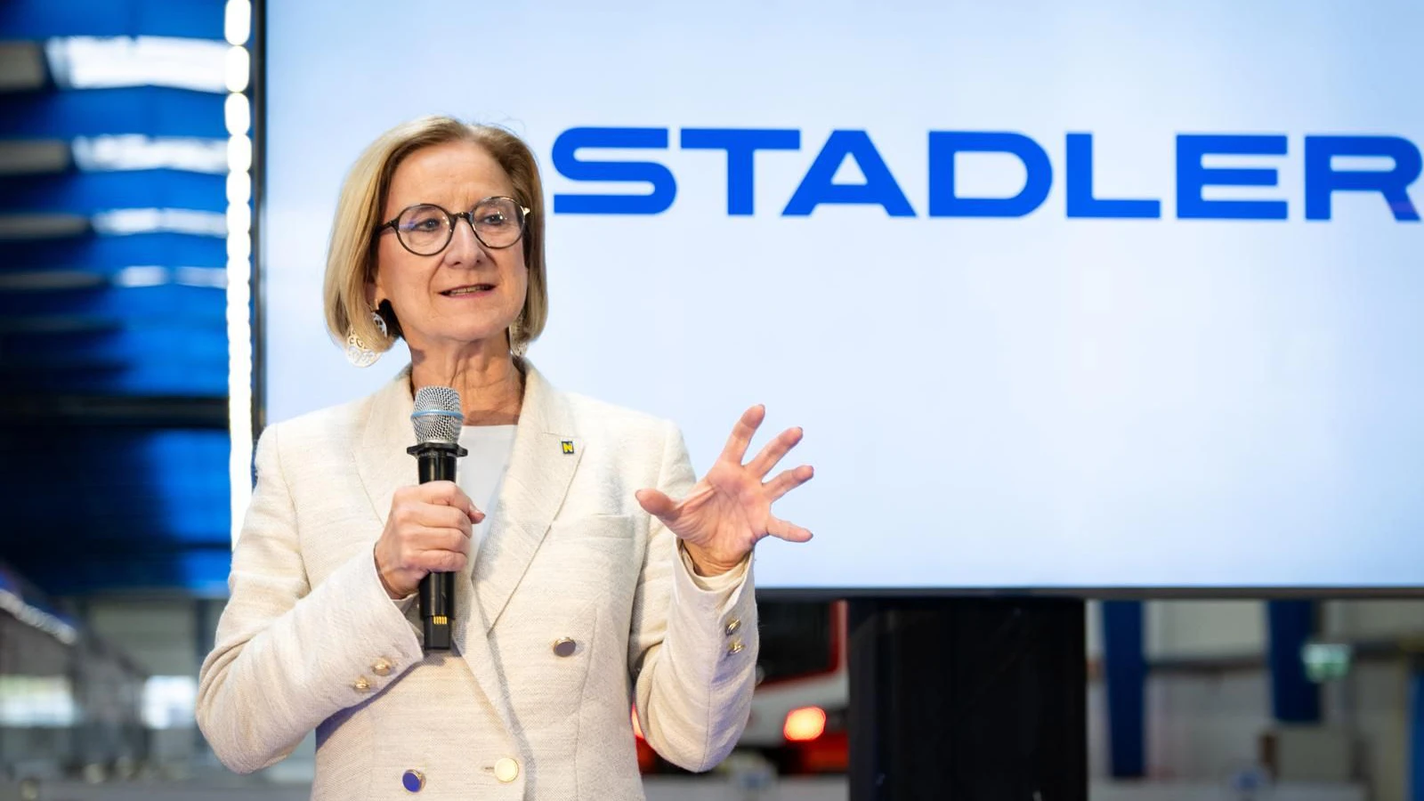 Am Freitag Nachmittag hat LH Mikl-Leitner die neue Halle von Stadler Rail in Leopoldsdorf eröffnet. 