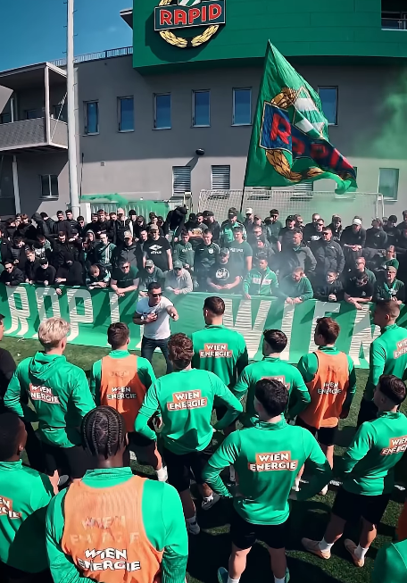 Ansprache der Ultras an die Spieler.