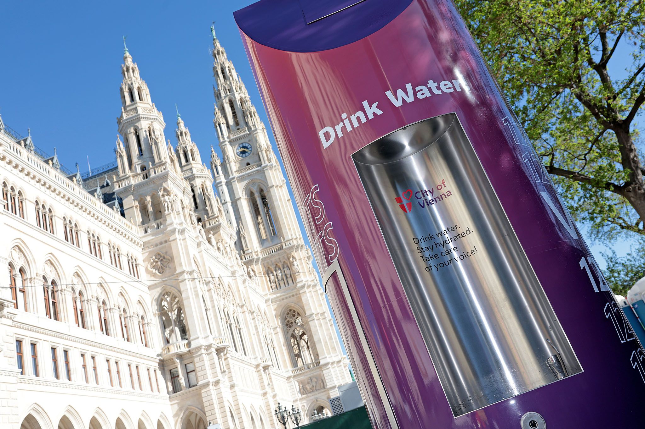 Trinkbrunnen vor dem Wiener Rathaus im ESC Branding.