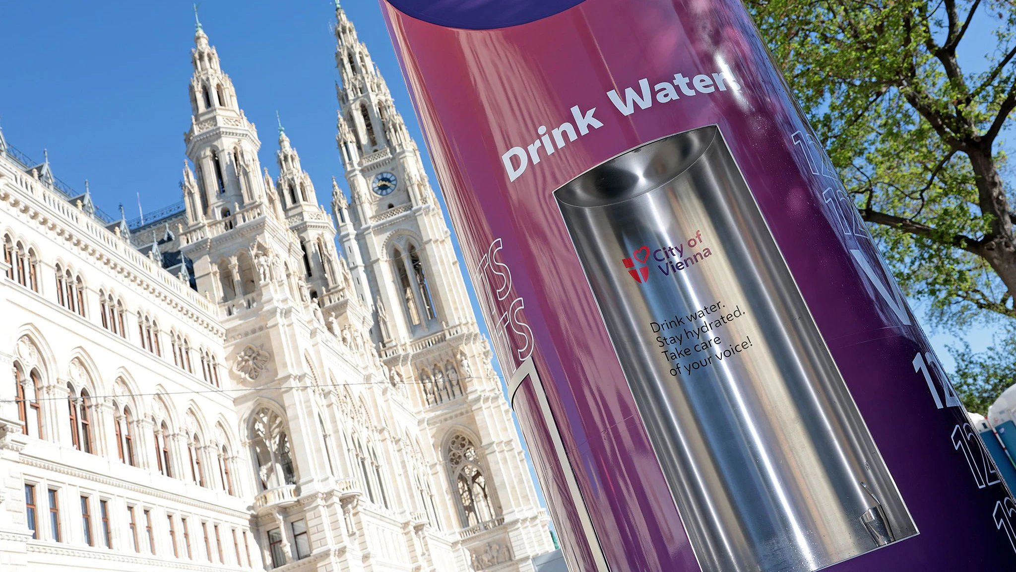 Trinkbrunnen vor dem Wiener Rathaus im ESC Branding.