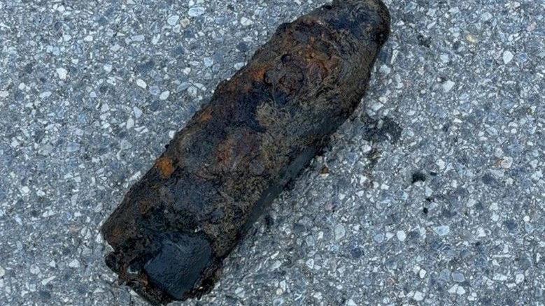 Ein Angler fischte diese Weltkriegsgranate aus dem Donaukanal.