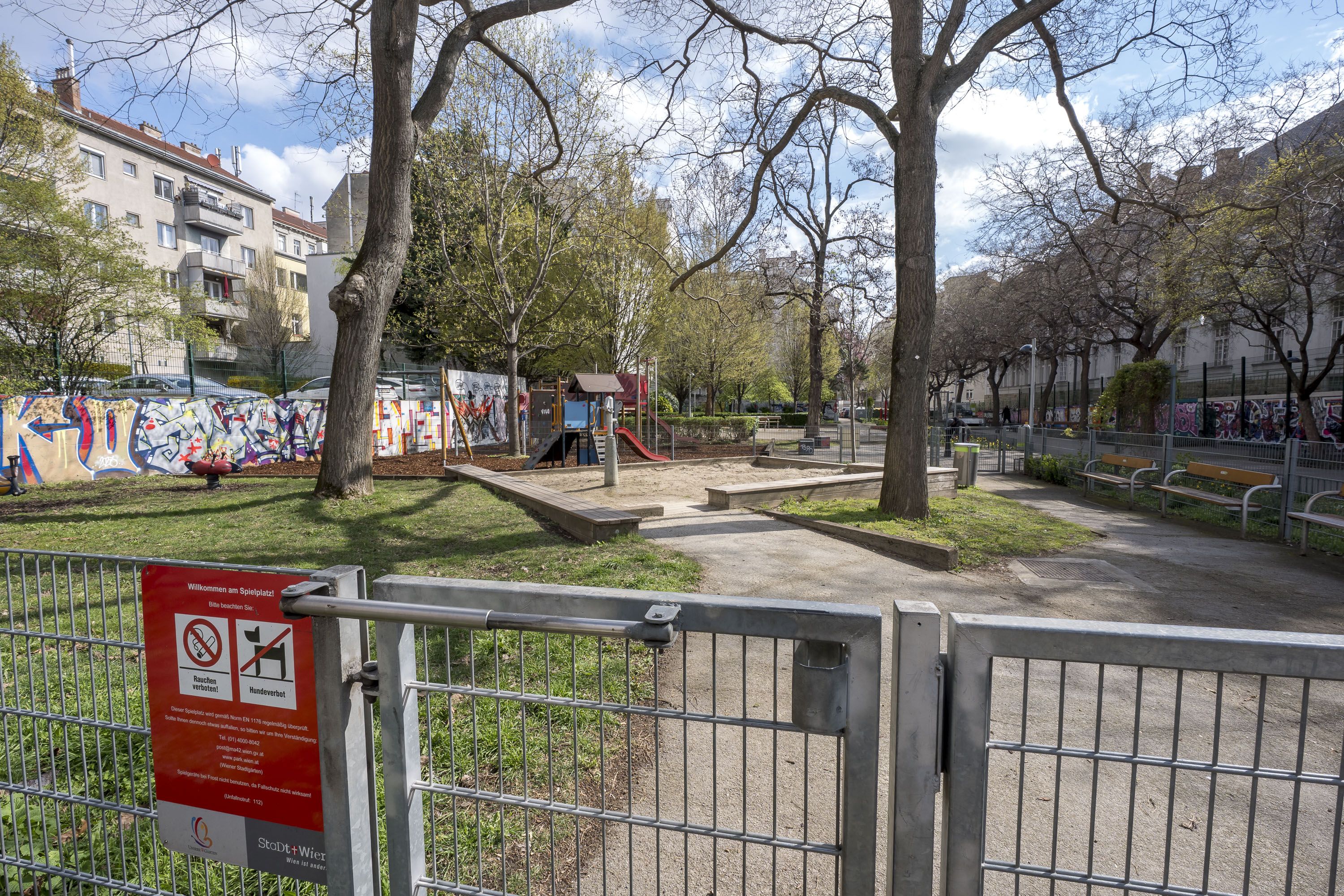 Der Fritz-Imhoff-Park in der Nähe der U6-Station Gumpendorfer Straße wird in der Nacht gesperrt.