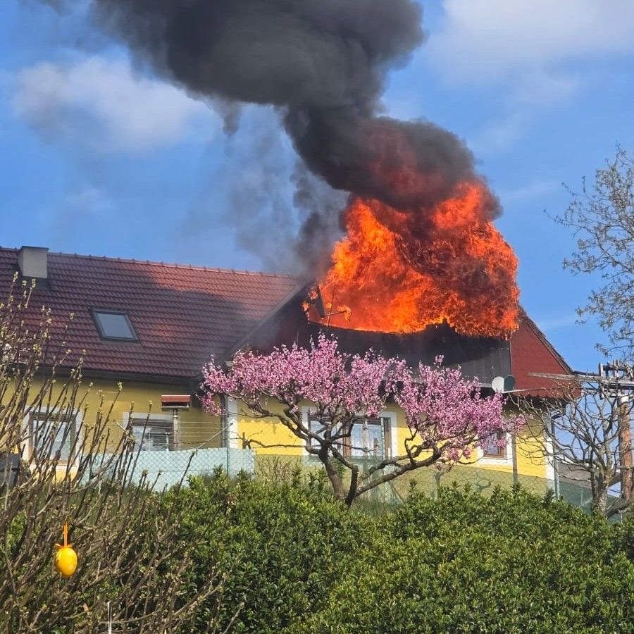 Binnen kürzester Zeit stand der Dachstuhl in Brand.