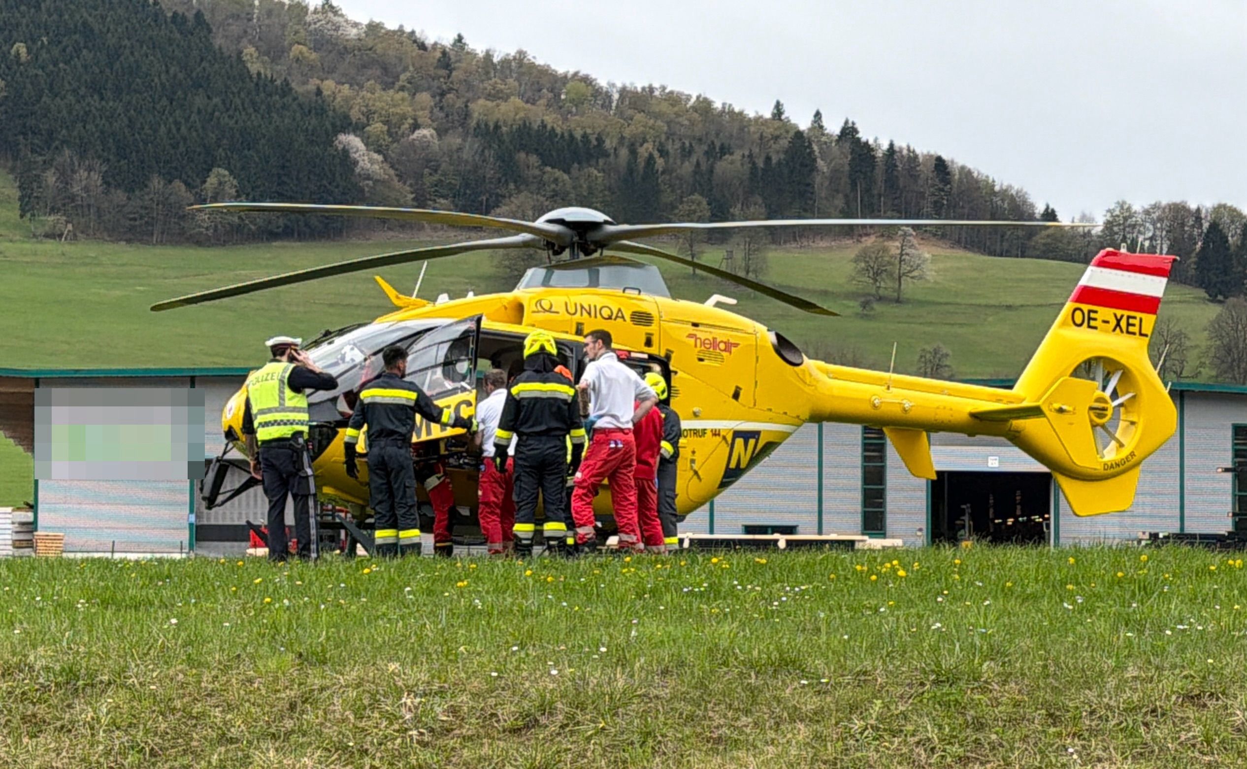 In enger Zusammenarbeit mit Rettung und Notarzt wurde der Mann schließlich aus dem Fahrzeug befreit.