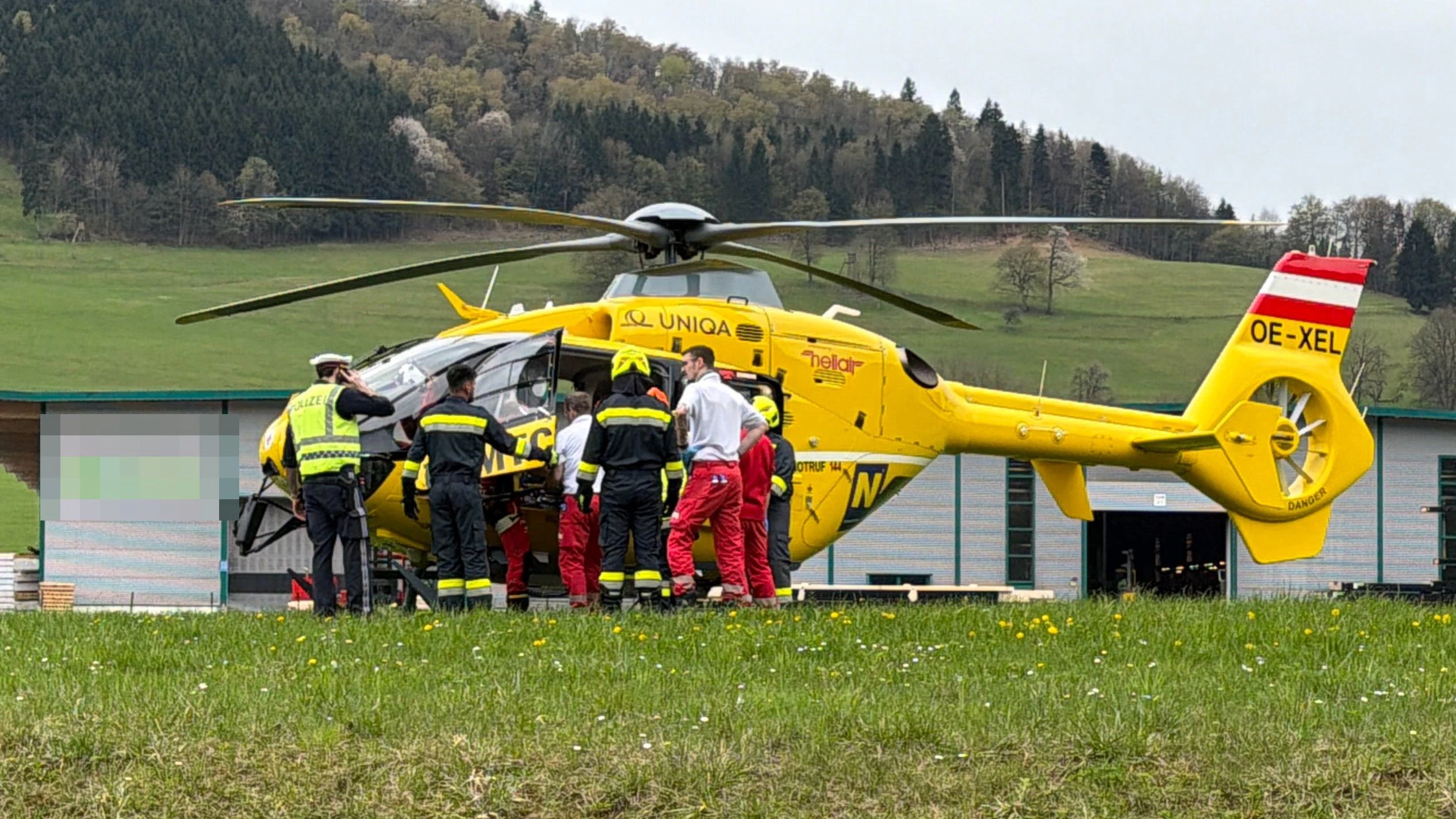 In enger Zusammenarbeit mit Rettung und Notarzt wurde der Mann schließlich aus dem Fahrzeug befreit.