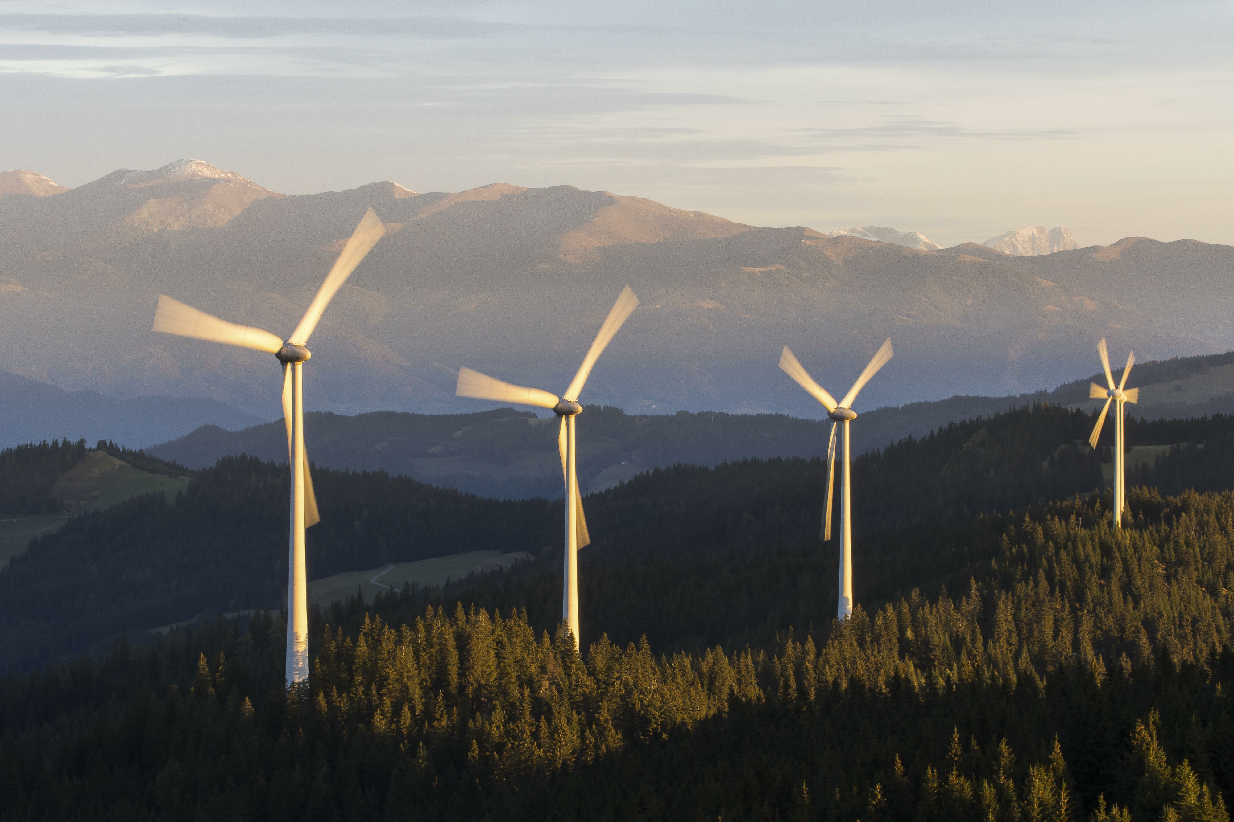 Auf steirischen Bergrücken sollen deutlich mehr Windräder entstehen – neue Zonen ebnen den Weg für den Ausbau.