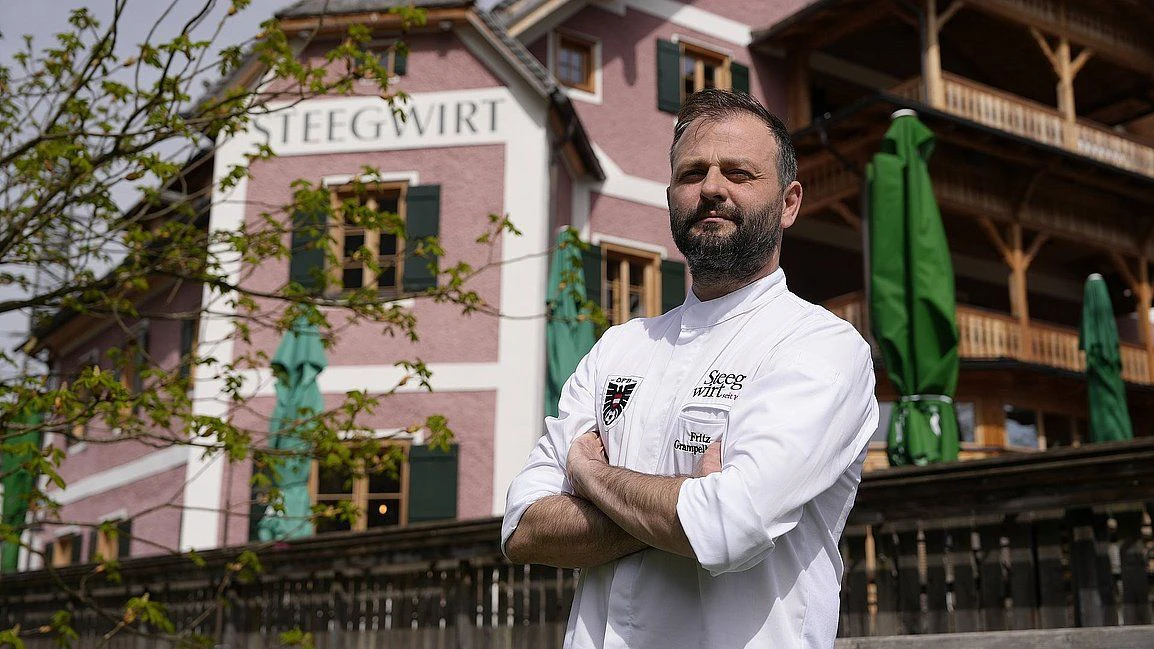 Haubenkoch Fritz Grampelhuber vor seinem Gasthof Steegwirt in Bad Goisern am Hallstättersee