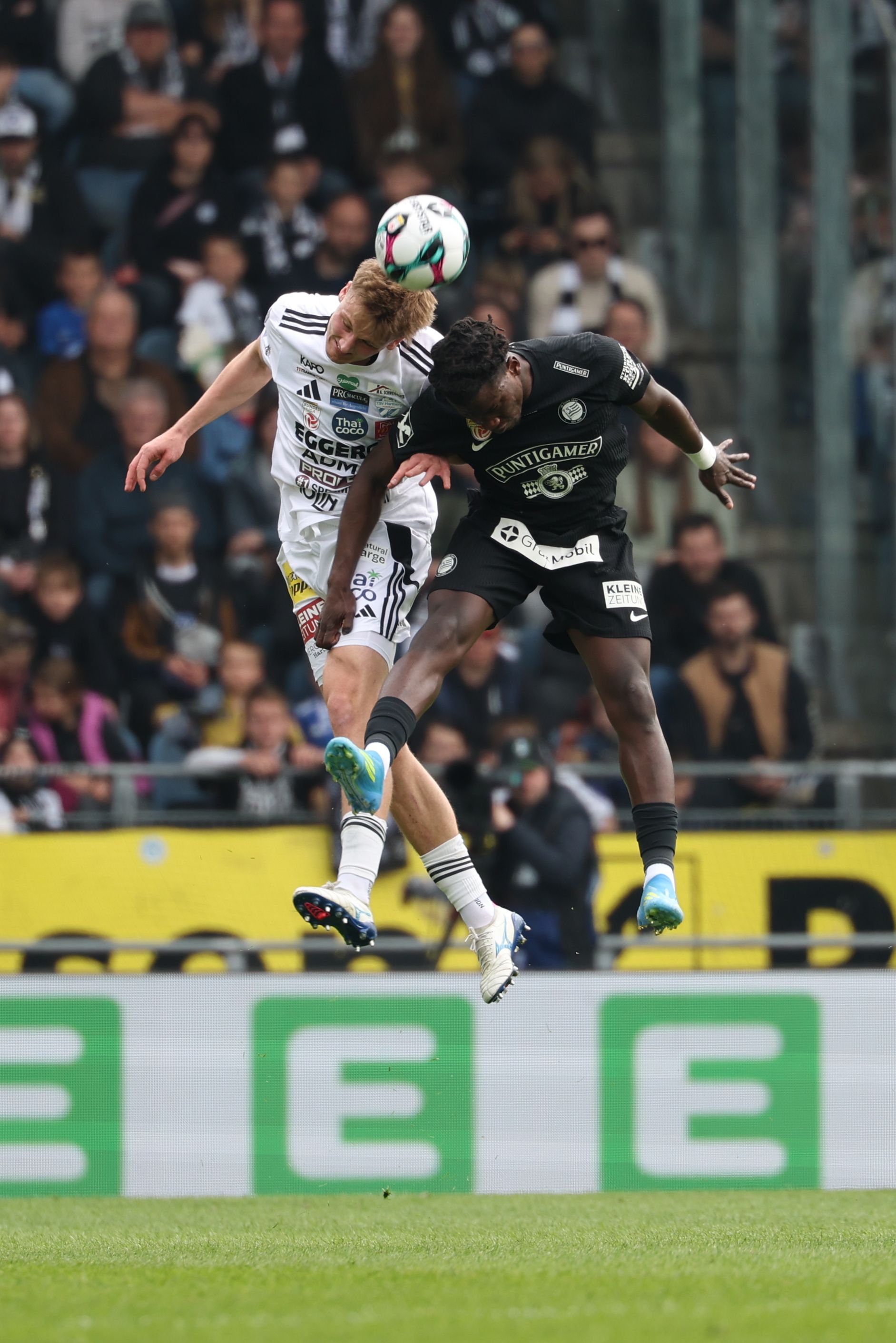 Konstantin Schopp (l.) erzielte den vermeintlichen Siegestreffer gegen Sturm, der nicht zählte.