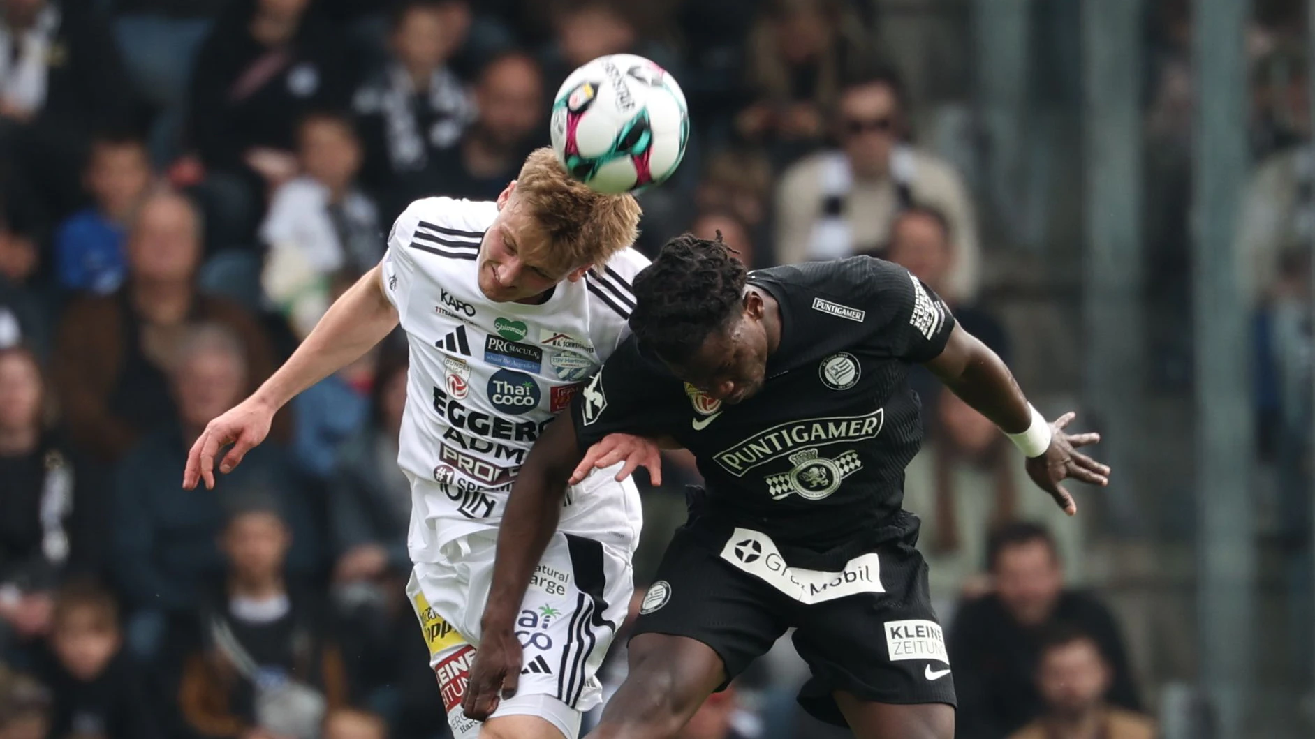 Konstantin Schopp (l.) erzielte den vermeintlichen Siegestreffer gegen Sturm, der nicht zählte.