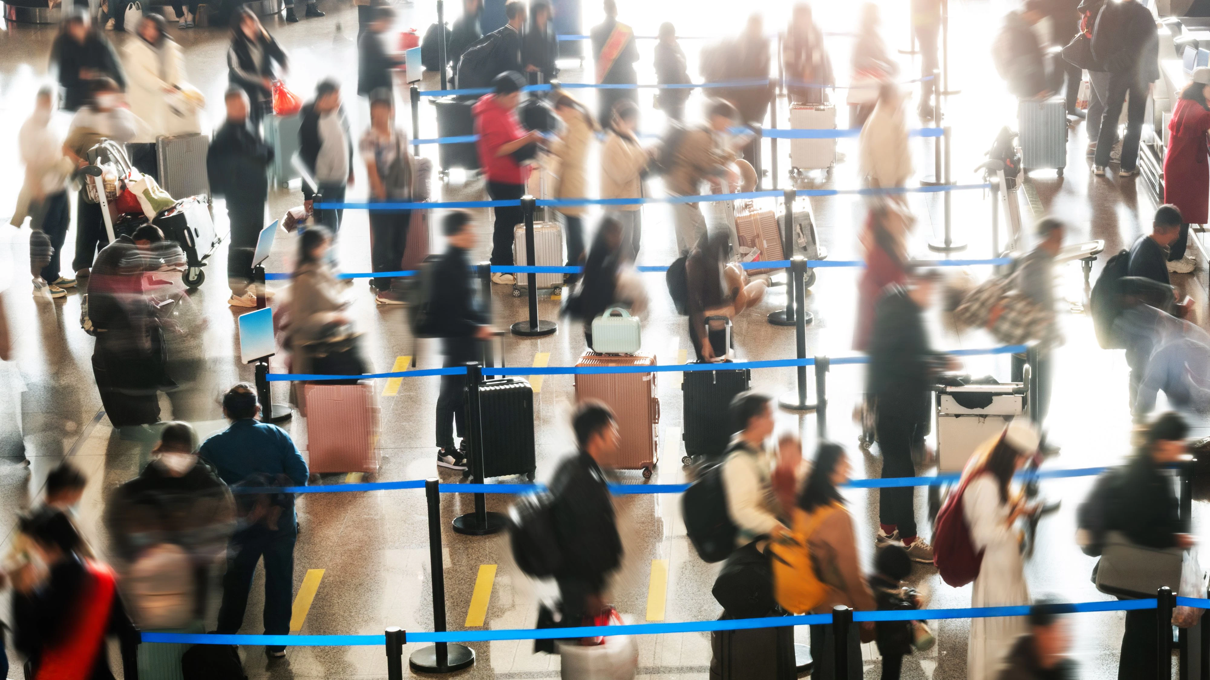 Zahlreiche Passagiere mussten stundenlang am Flughafen warten.