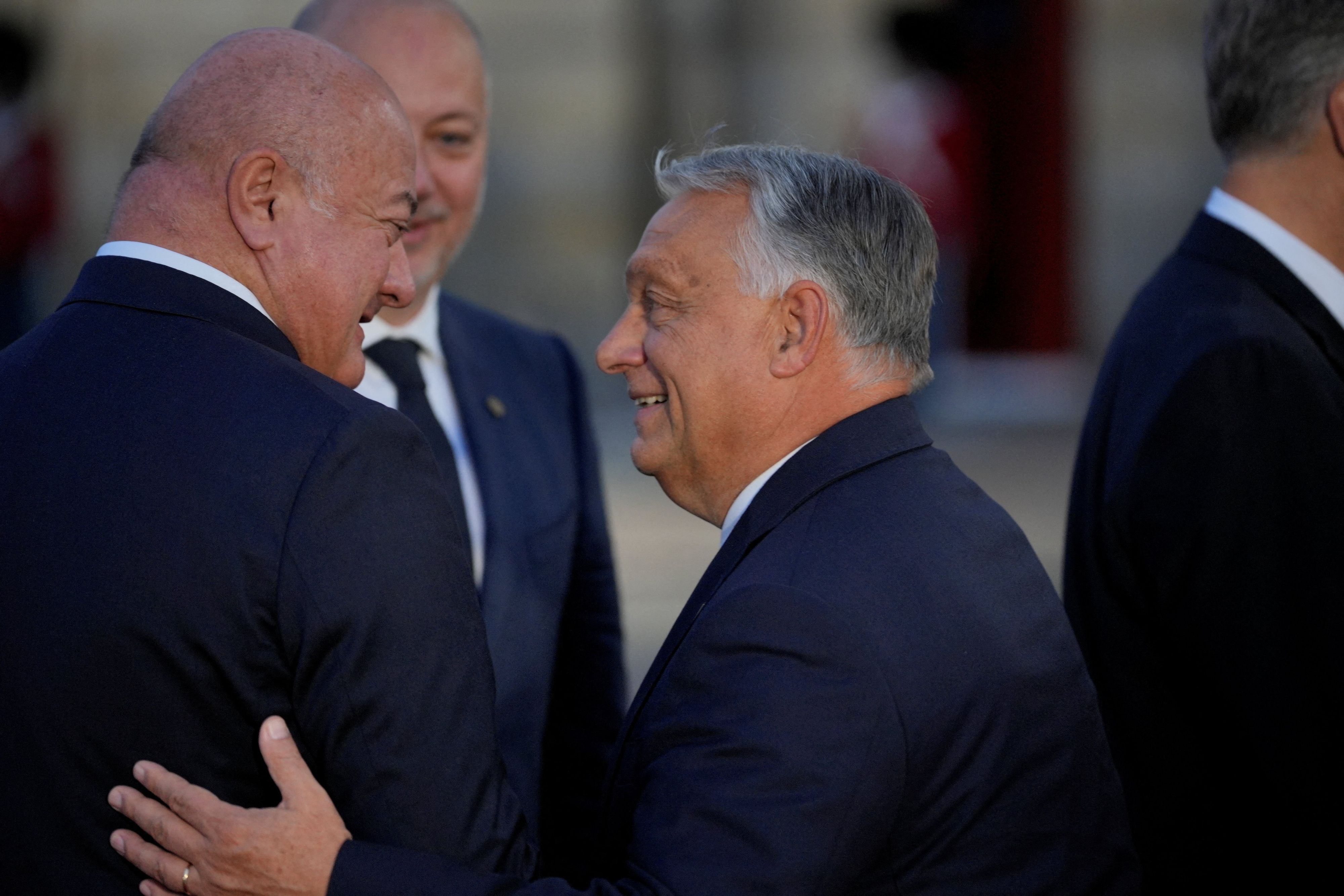 Christian Stocker bei einem Austausch mit dem bisherigen Premierminister Ungarns, Viktor Orbán. Nun  gratuliert der Kanzler dessen Widersacher 