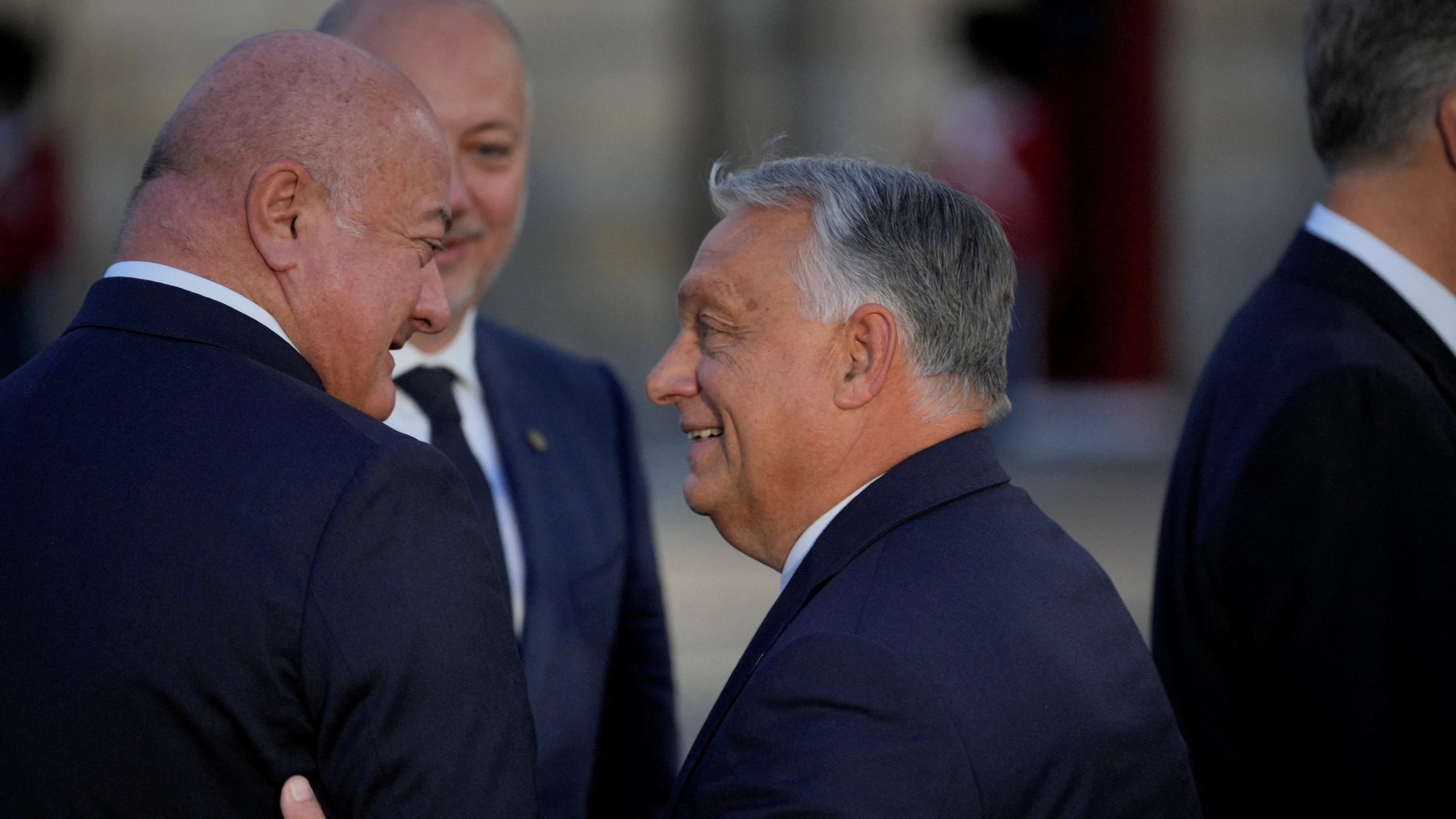 Christian Stocker bei einem Austausch mit dem bisherigen Premierminister Ungarns, Viktor Orbán. Nun  gratuliert der Kanzler dessen Widersacher "herzlich" zum Wahlsieg bei der Parlamentswahl. 