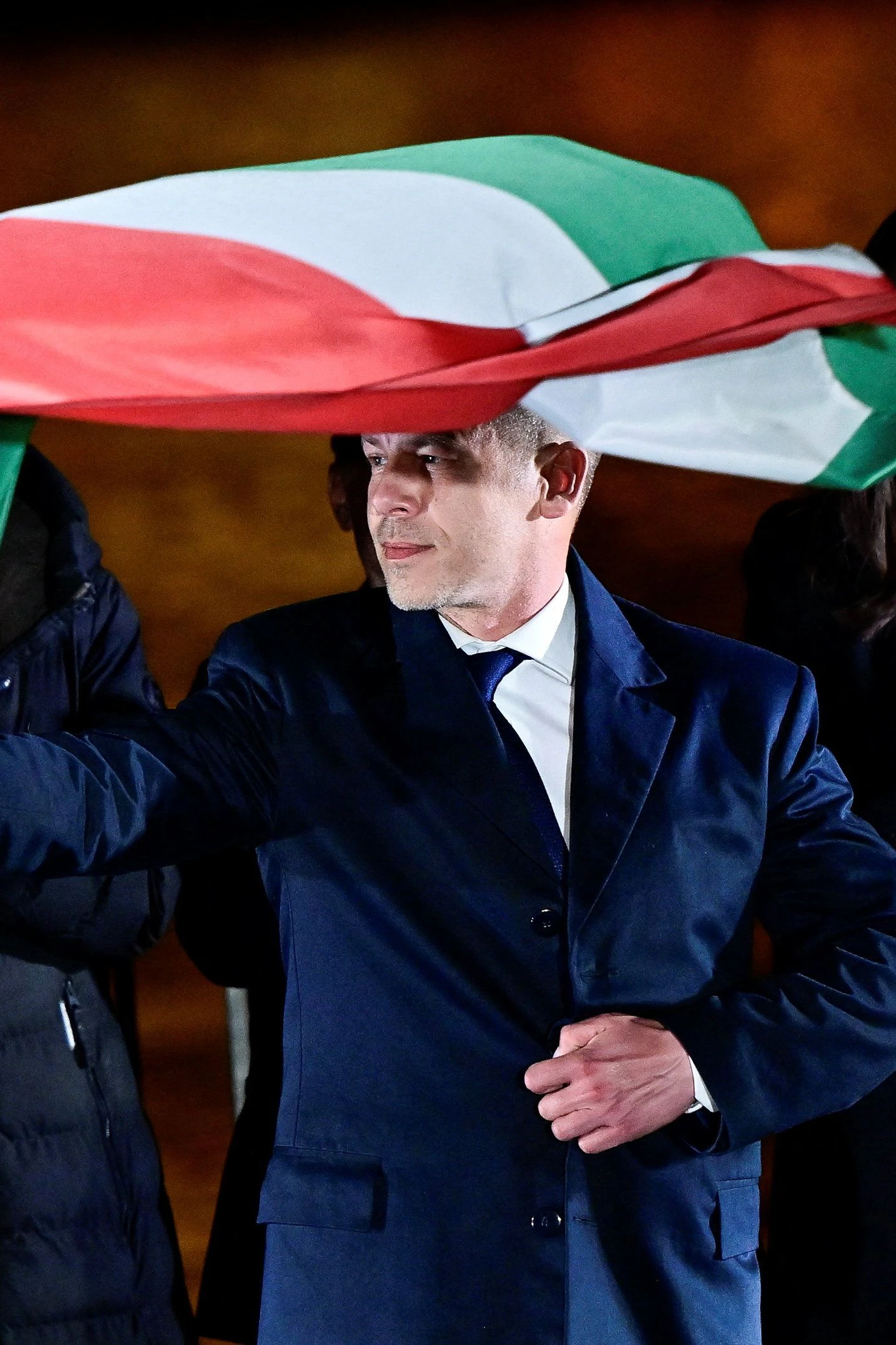 Ungarns künftiger Ministerpräsident Peter Magyar setzt die ungarische Fahne als bewusste Symbolik ein