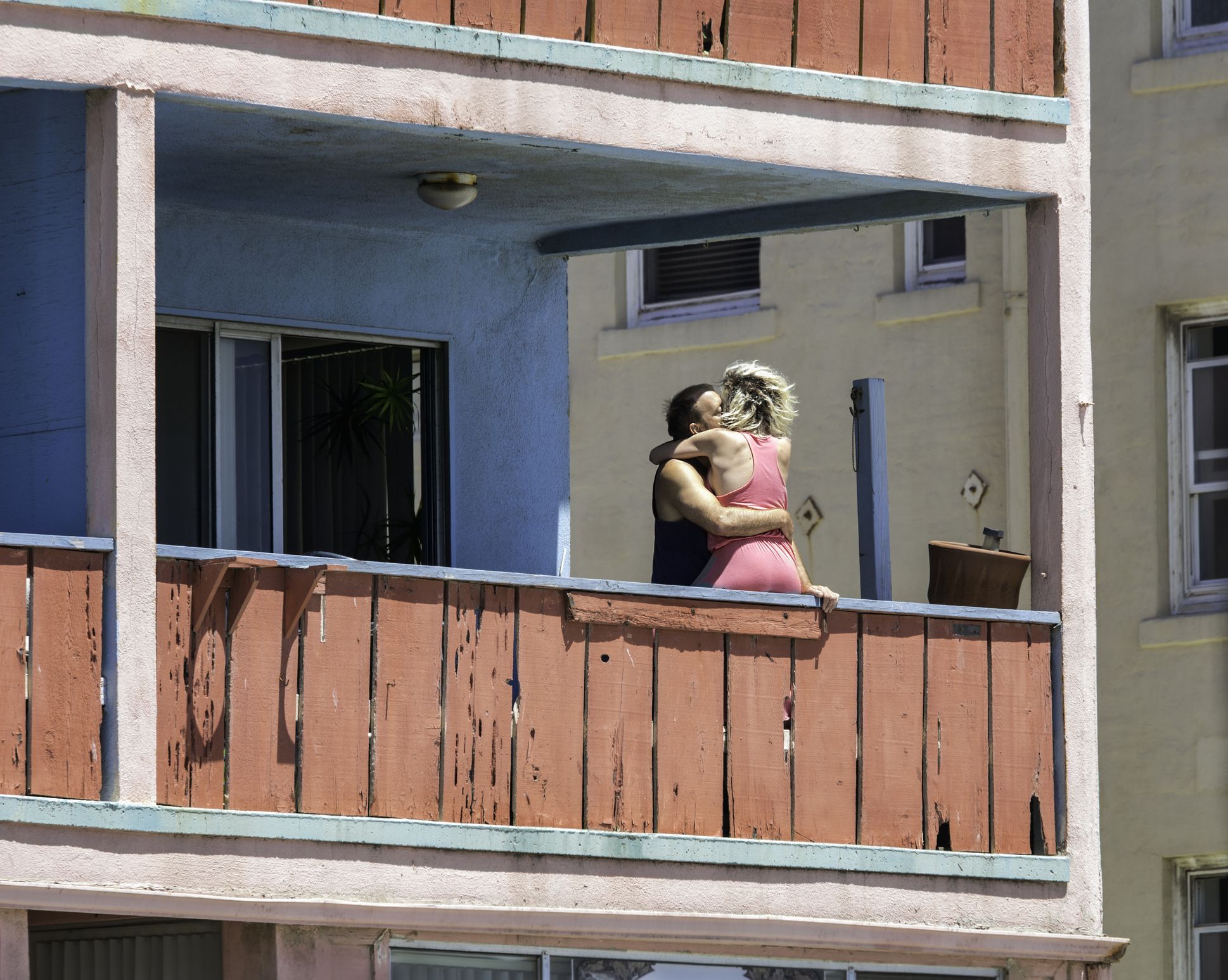 Das Paar vergnügte sich lautstark am Balkon, weil es die Nachbarn ärgern wollte.