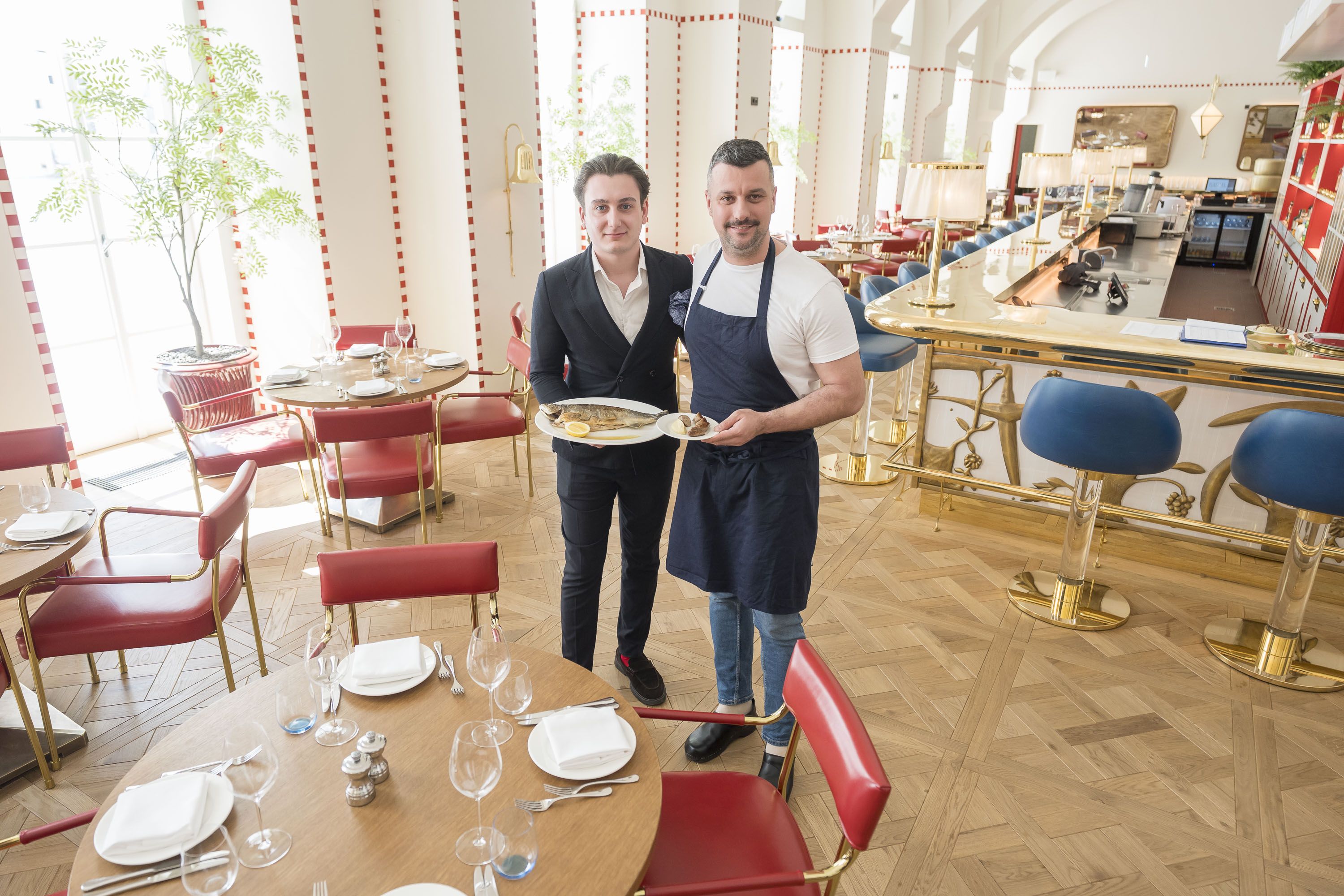 Restaurantmanager Colin Pirity und Küchenchef Tamas Kiss tischen im 