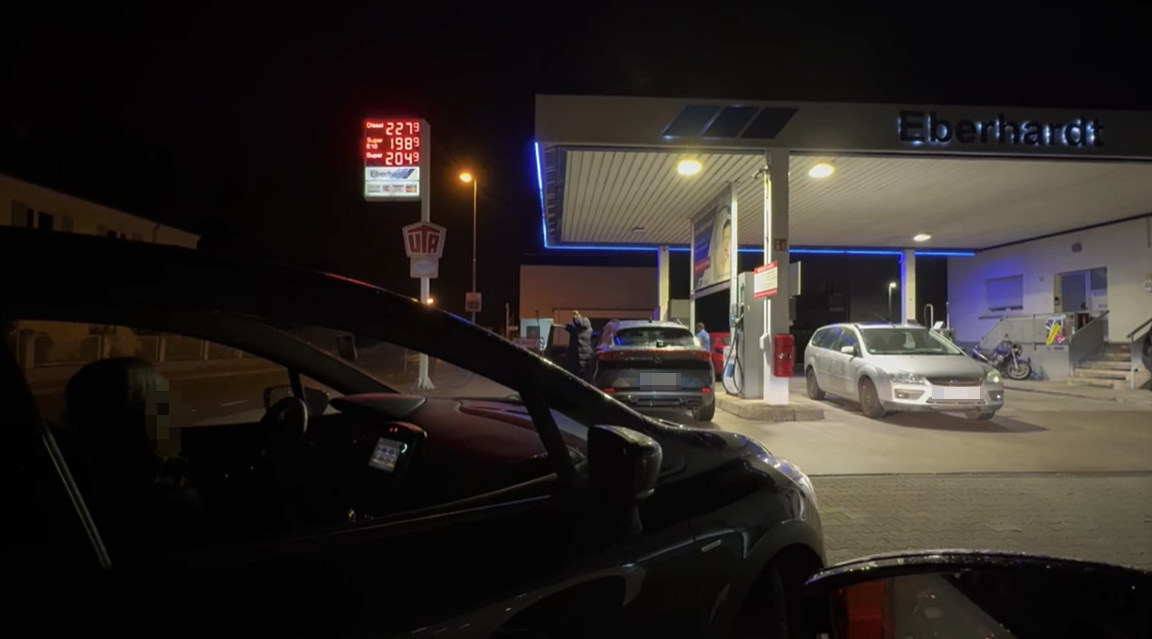 An den Tankstellen bildeten sich lange Autoschlangen.