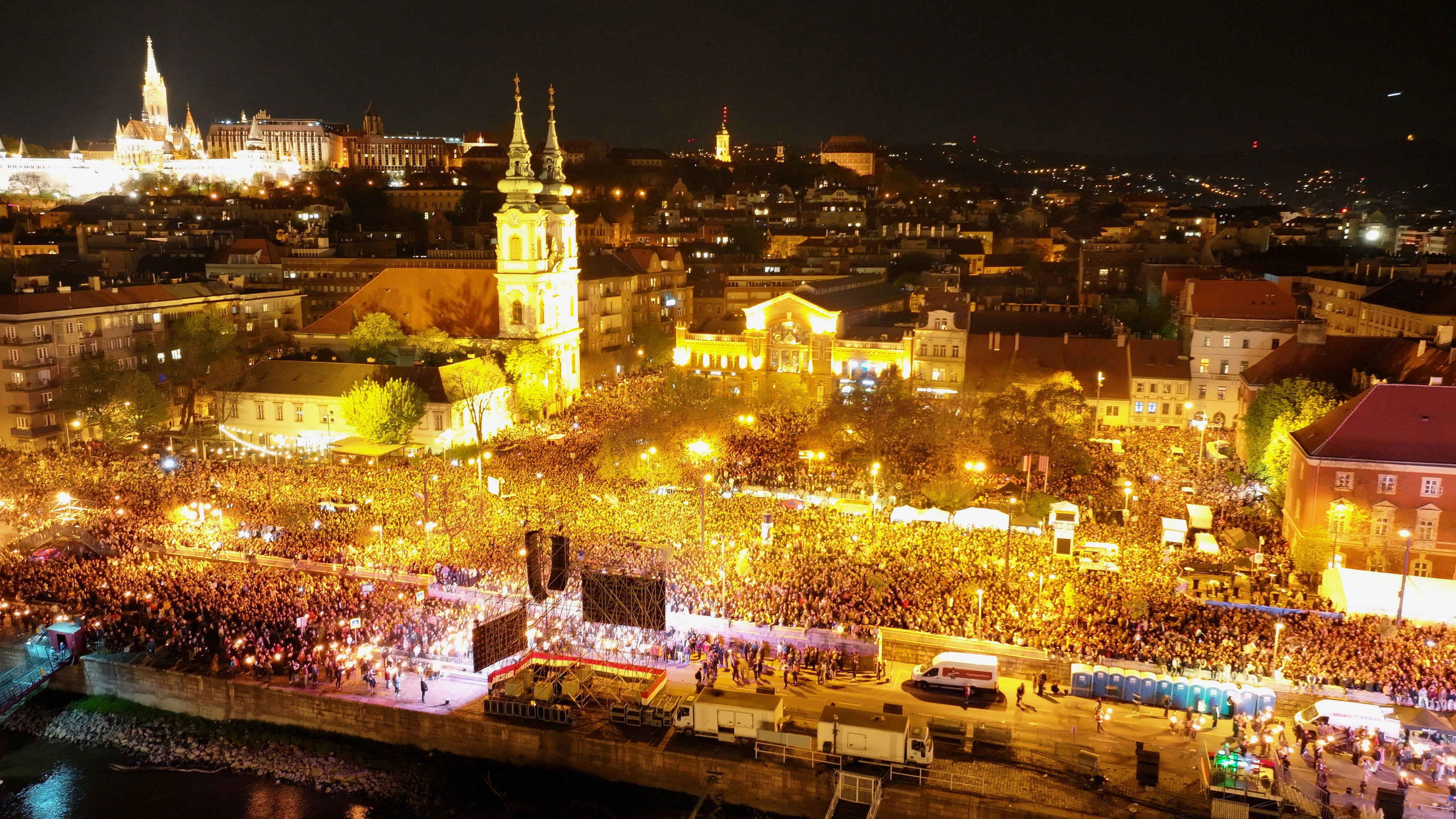 In Budapest machten Tausende die Nacht zum Tag. 