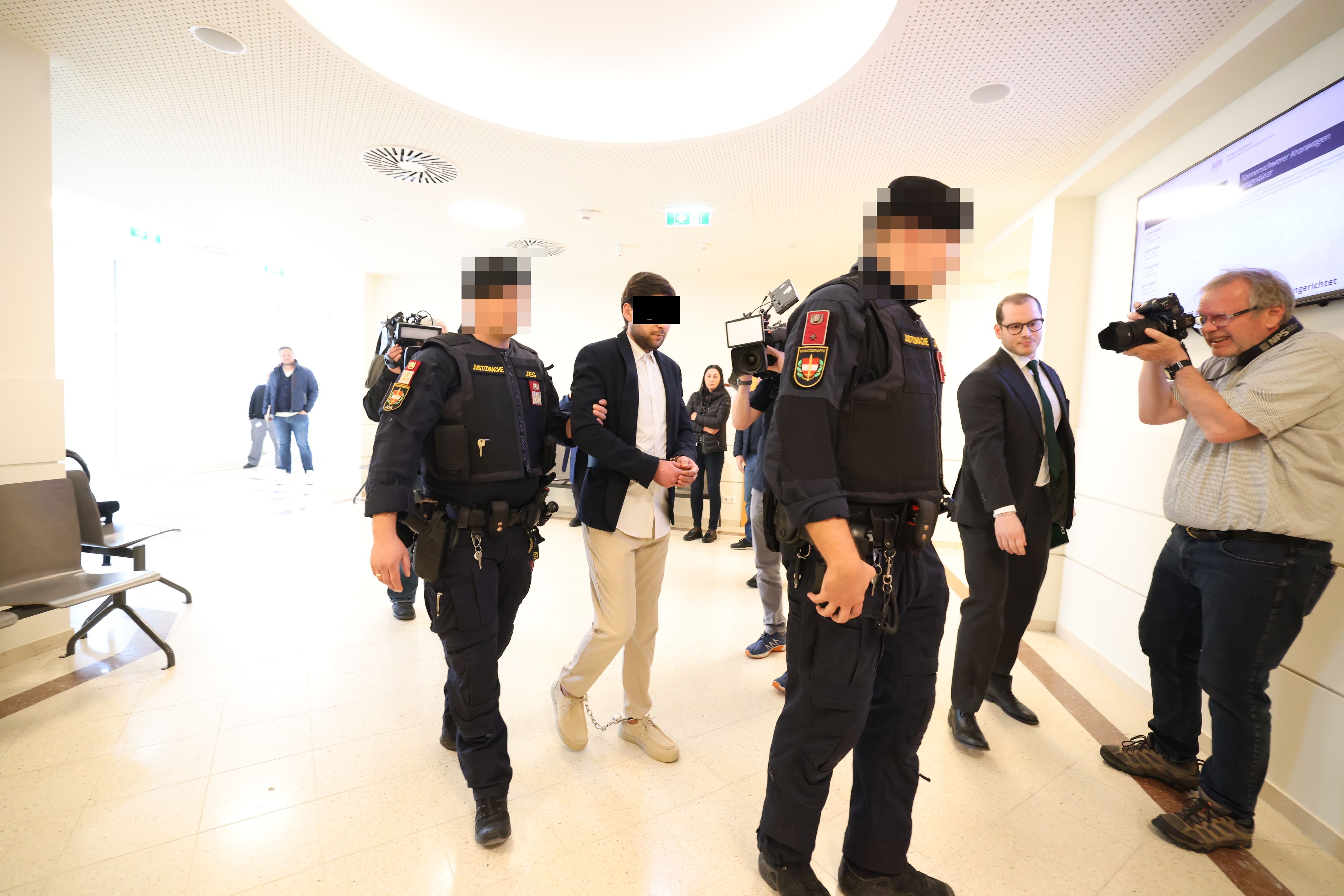 Mit Fußkette und Handschellen wurde der hörbehinderte Betroffene am Wiener Landl aus der vorläufigen Unterbringung vorgeführt.