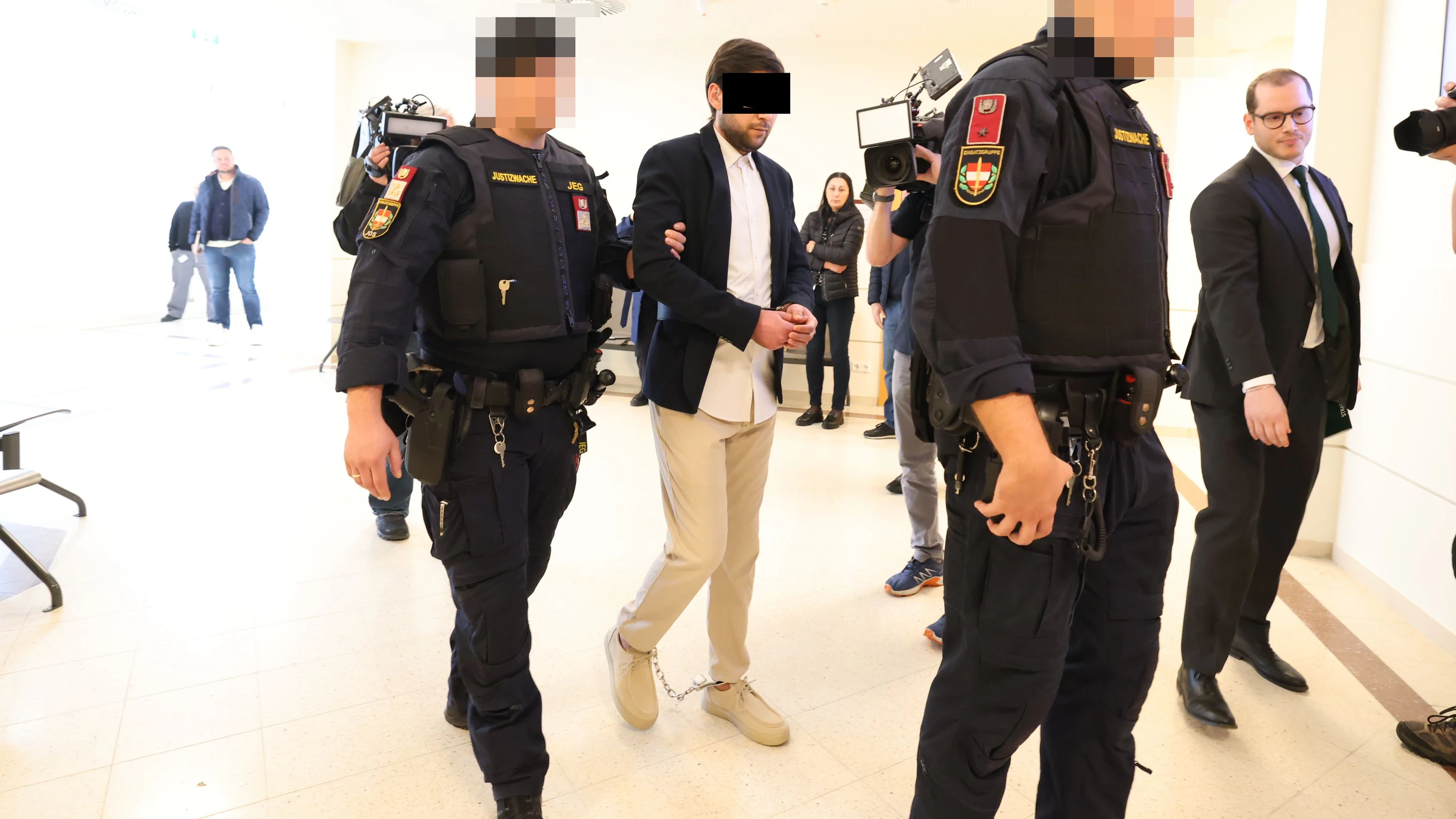 Mit Fußkette und Handschellen wurde der hörbehinderte Betroffene am Wiener Landl vorgeführt. 