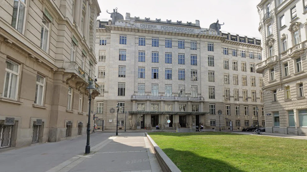 Die Immobilie "Postsparkasse" am Georg-Coch-Platz liegt in bester Lage.