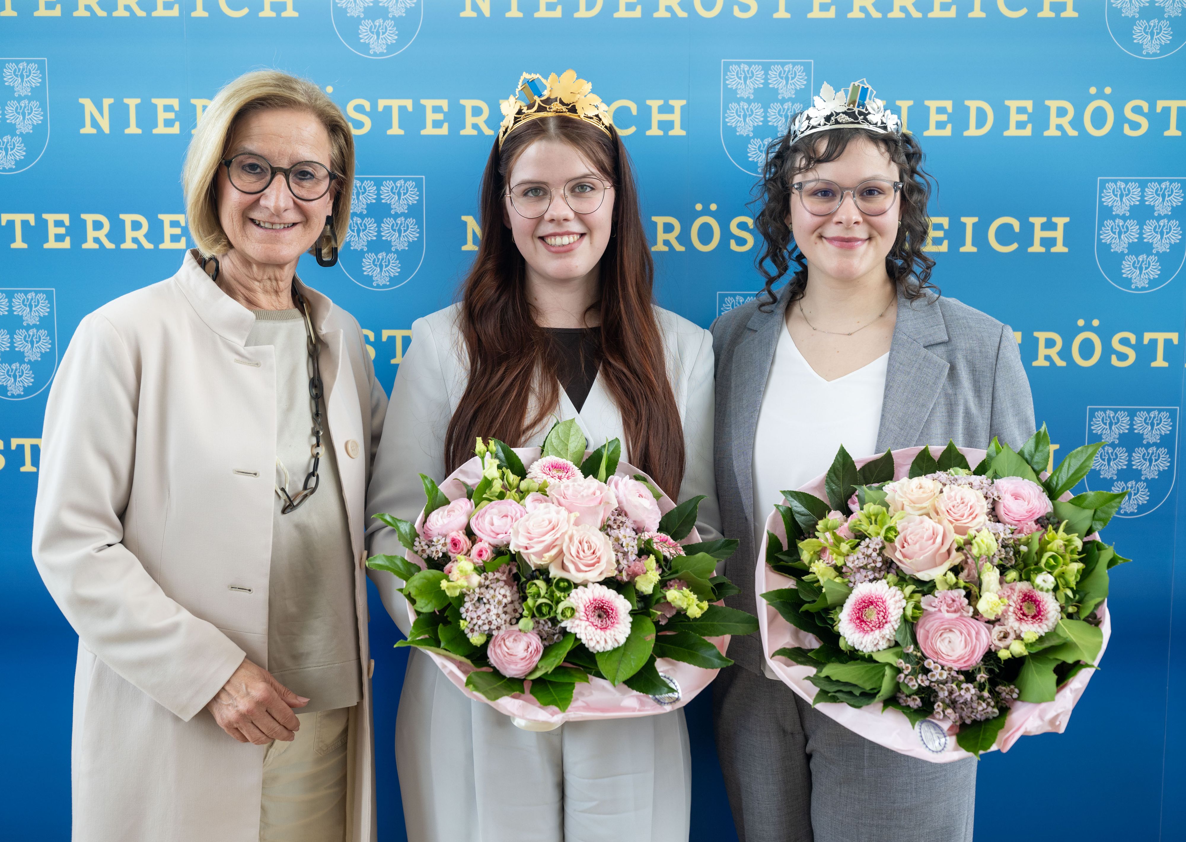 Landeshauptfrau Johanna Mikl-Leitner mit Weinkönigin Marie Huber und Vizekönigin Laura Neustifter (v.l.n.r.) 
