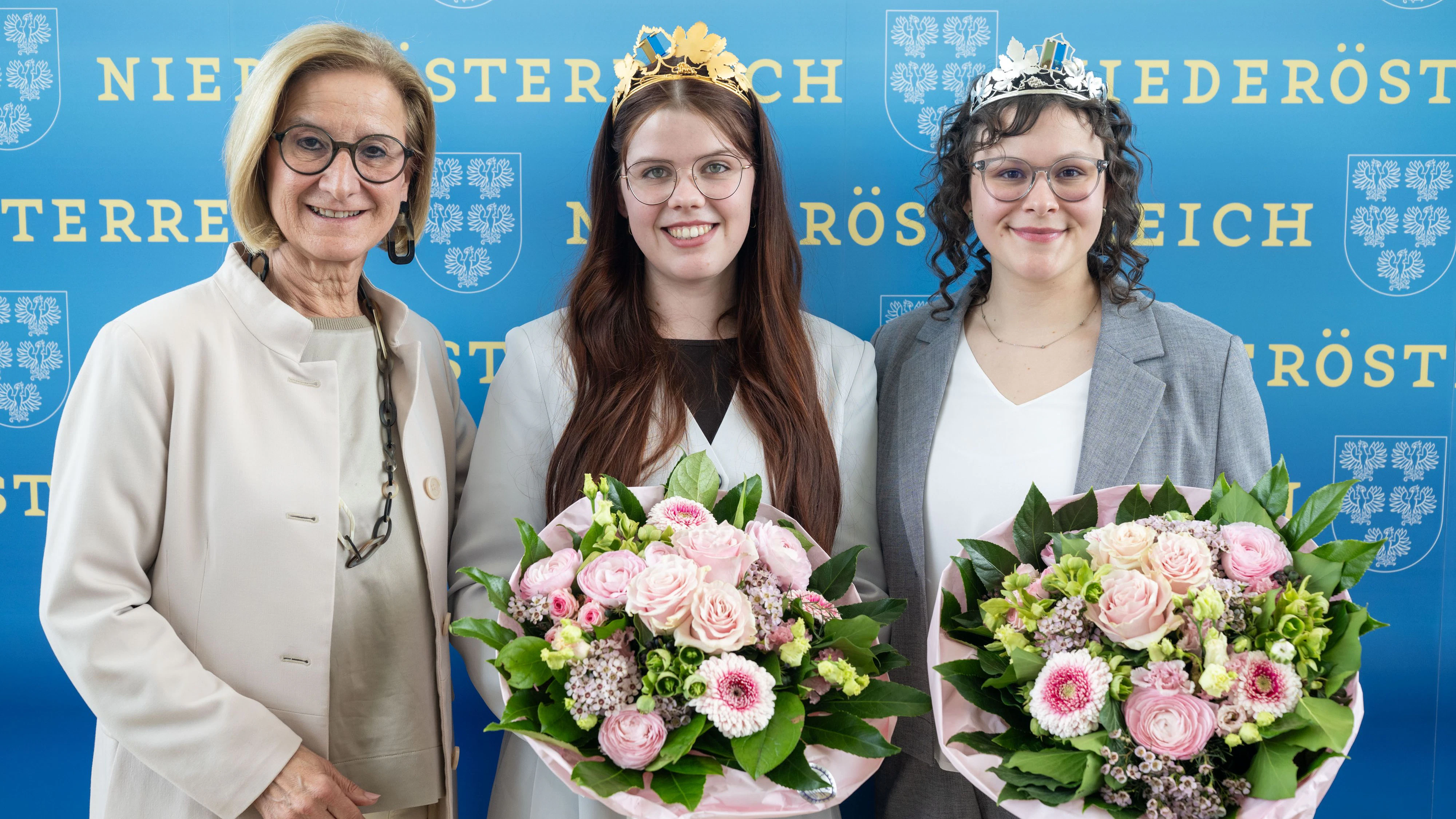 Landeshauptfrau Johanna Mikl-Leitner mit Weinkönigin Marie Huber und Vizekönigin Laura Neustifter (v.l.n.r.) 