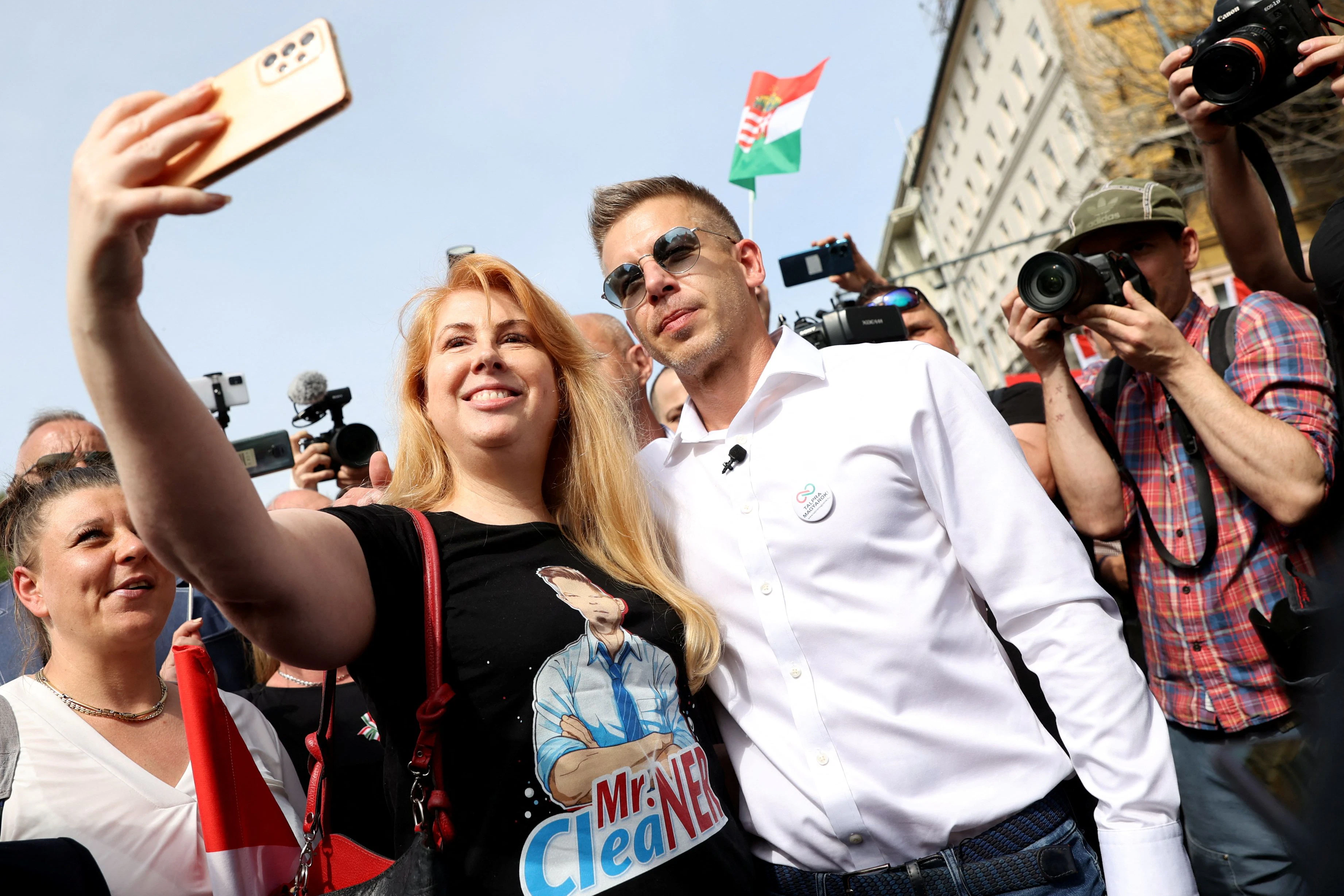 Auftritt und Reden wie am Laufband: Peter Magyar suchte die Menge