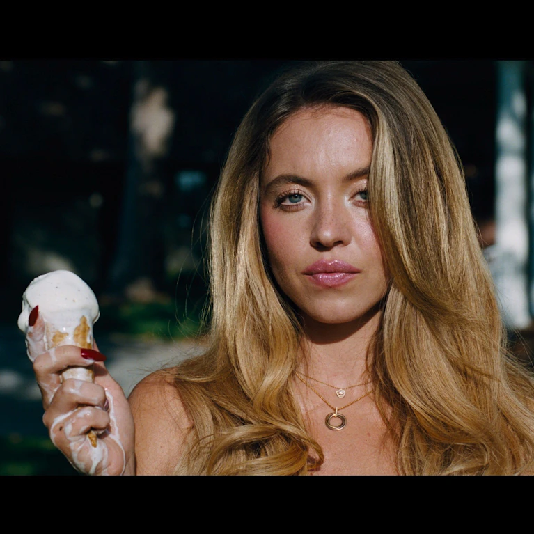 Als "Spiegel der Generation Z" wurde die Teenie-Serie "Euphoria" zu einer der meist gehypten Shows der jüngeren Vergangenheit. Nach vier Jahren Pause kommt nun die von Fans heiß ersehnte Staffel 3 ins Streaming – und wartet mit einigen massiven Änderungen auf.