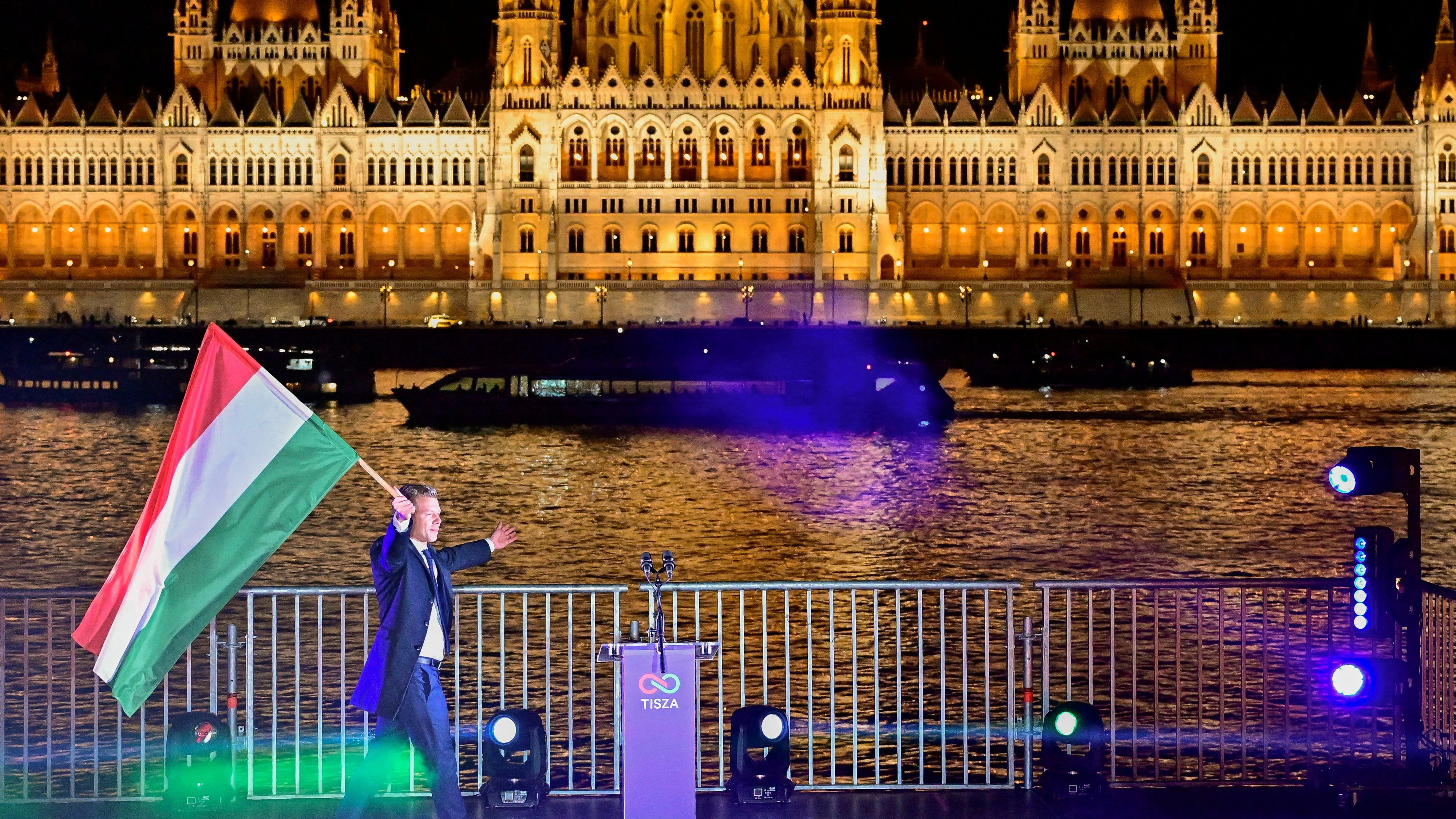 Peter Magyar bei der Siegesfeier am Donauufer