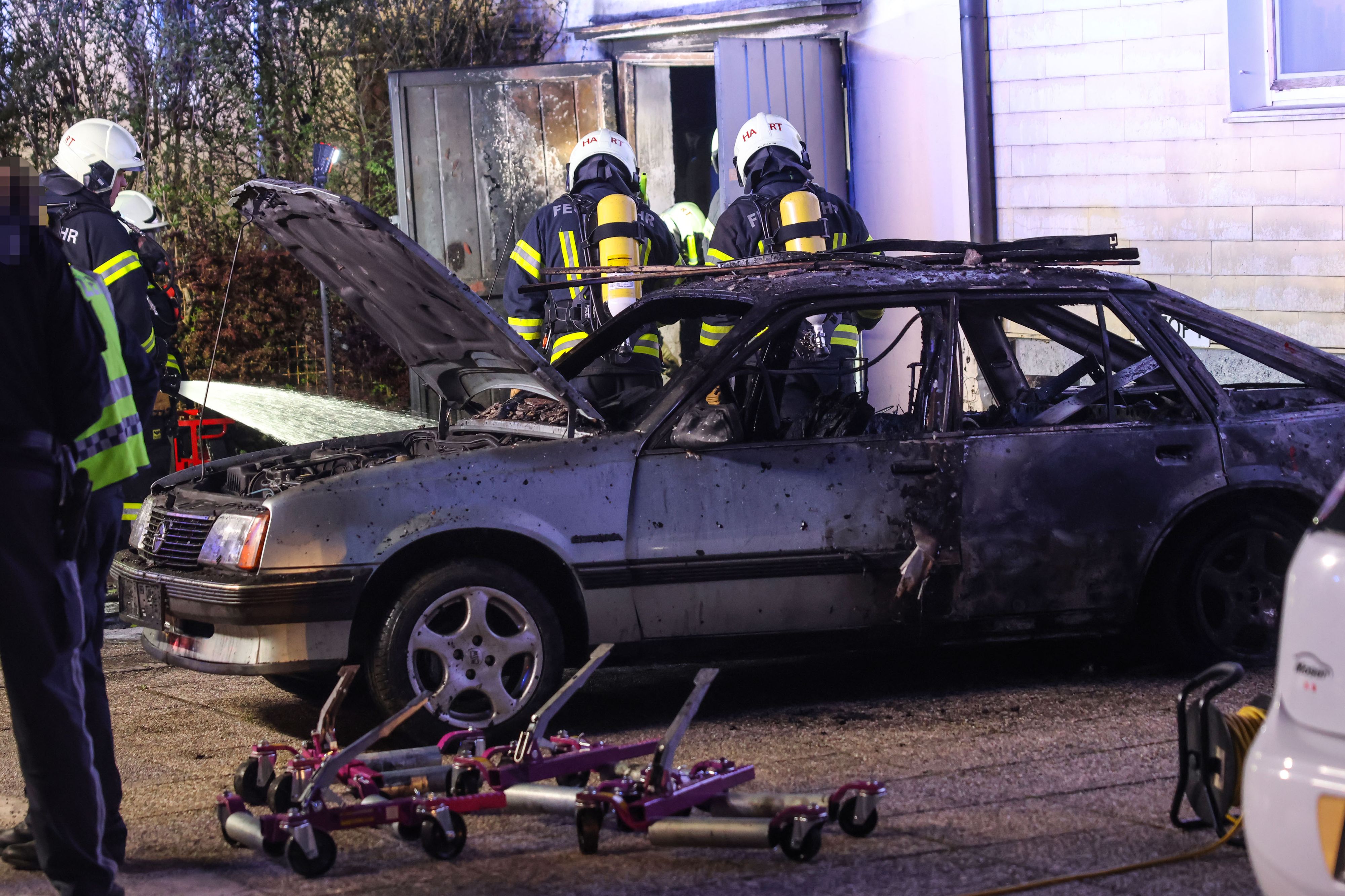 Garage samt Autos bei Mehrparteienwohnhaus in Leonding in Flammen