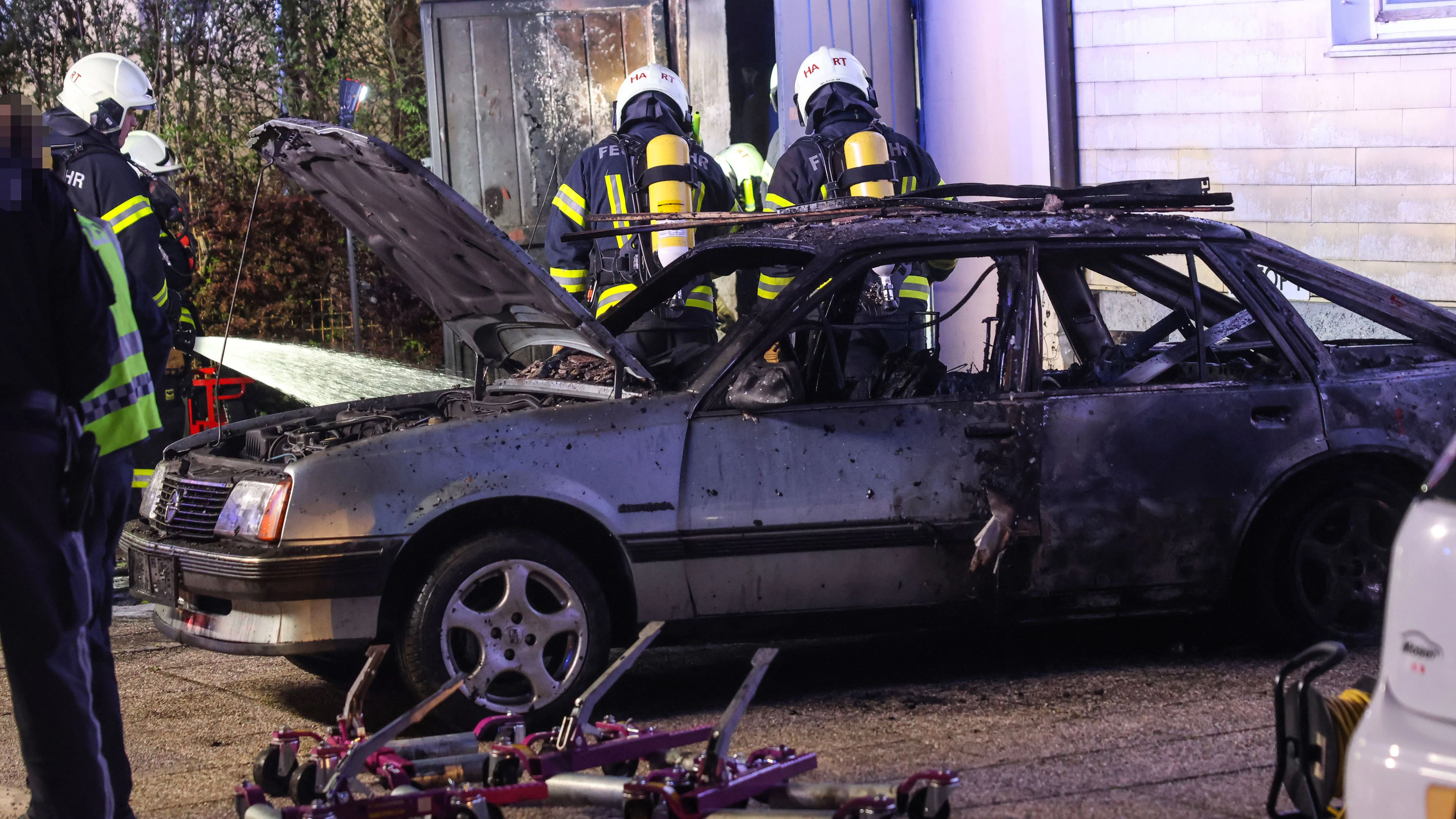 Garage samt Autos bei Mehrparteienwohnhaus in Leonding in Flammen