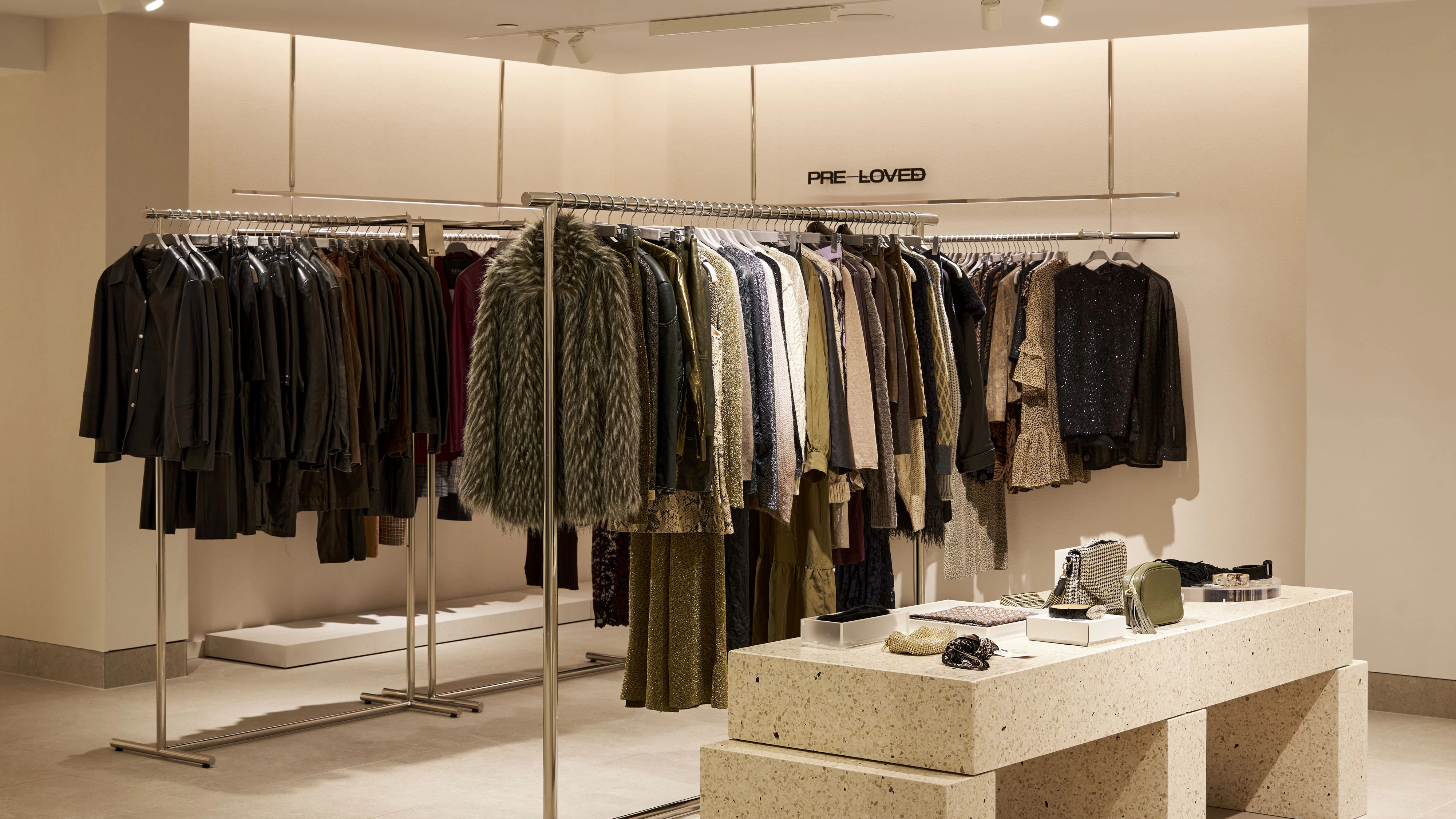 Von Vintage-Stücken ohne Label bis hin zu hochwertigen und bekannten Denim- oder Accessoire-Labels: Die Pre-loved-Ecke (hier in Stockholm) bietet eine kuratierte Auswahl an Second-Hand-Mode verschiedener Marken auch abseits der H&amp;M Group.