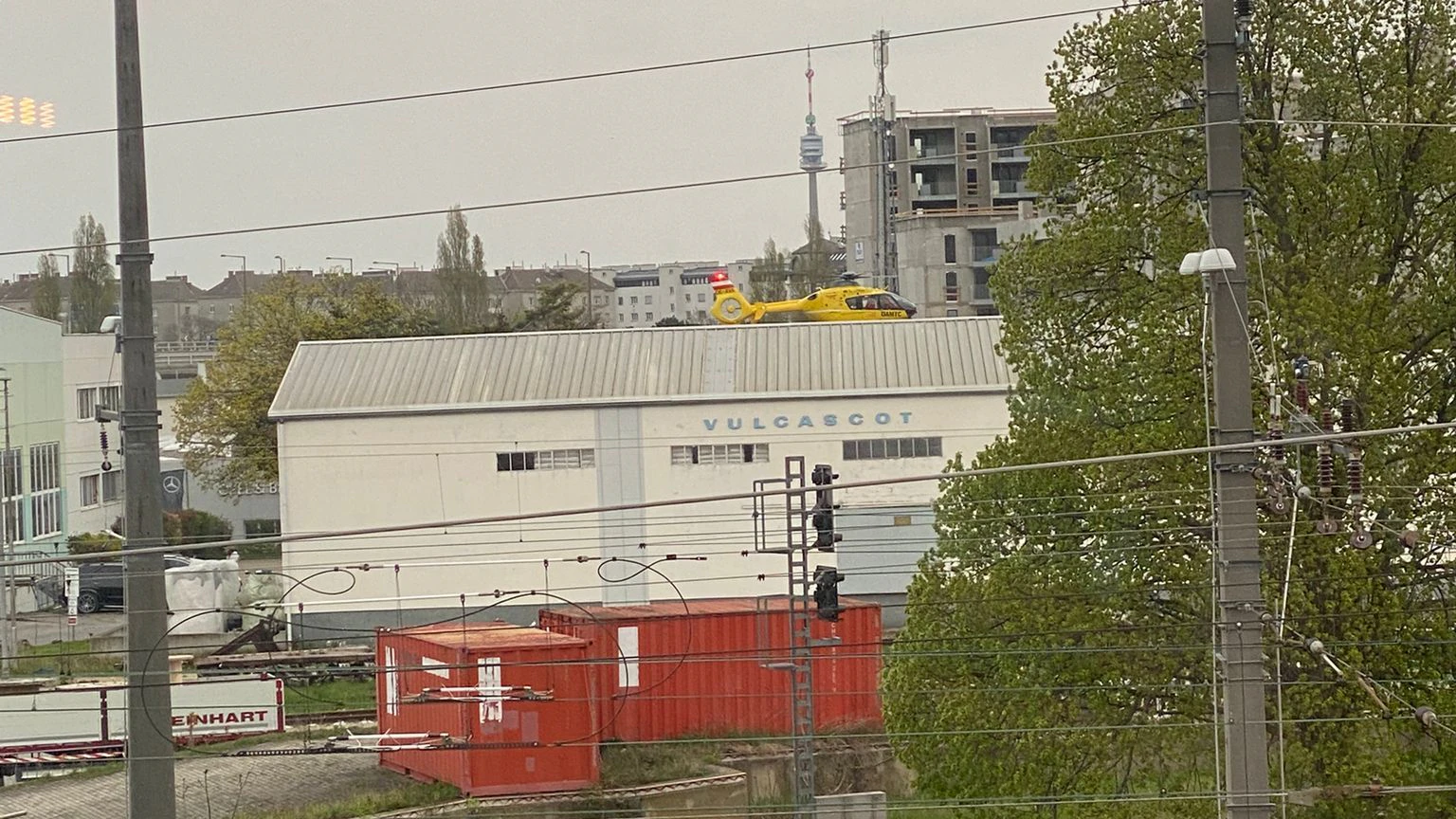 Heute.at - Großeinsatz nach Arbeitsunfall – Wiener schwer verletzt