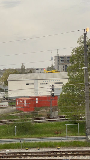 Baustellen-Unfall Wien: Schwerverletzter Arbeiter nach Sturz in Döbling, Rettungshubschrauber im Einsatz. Ermittlungen laufen aktuell.