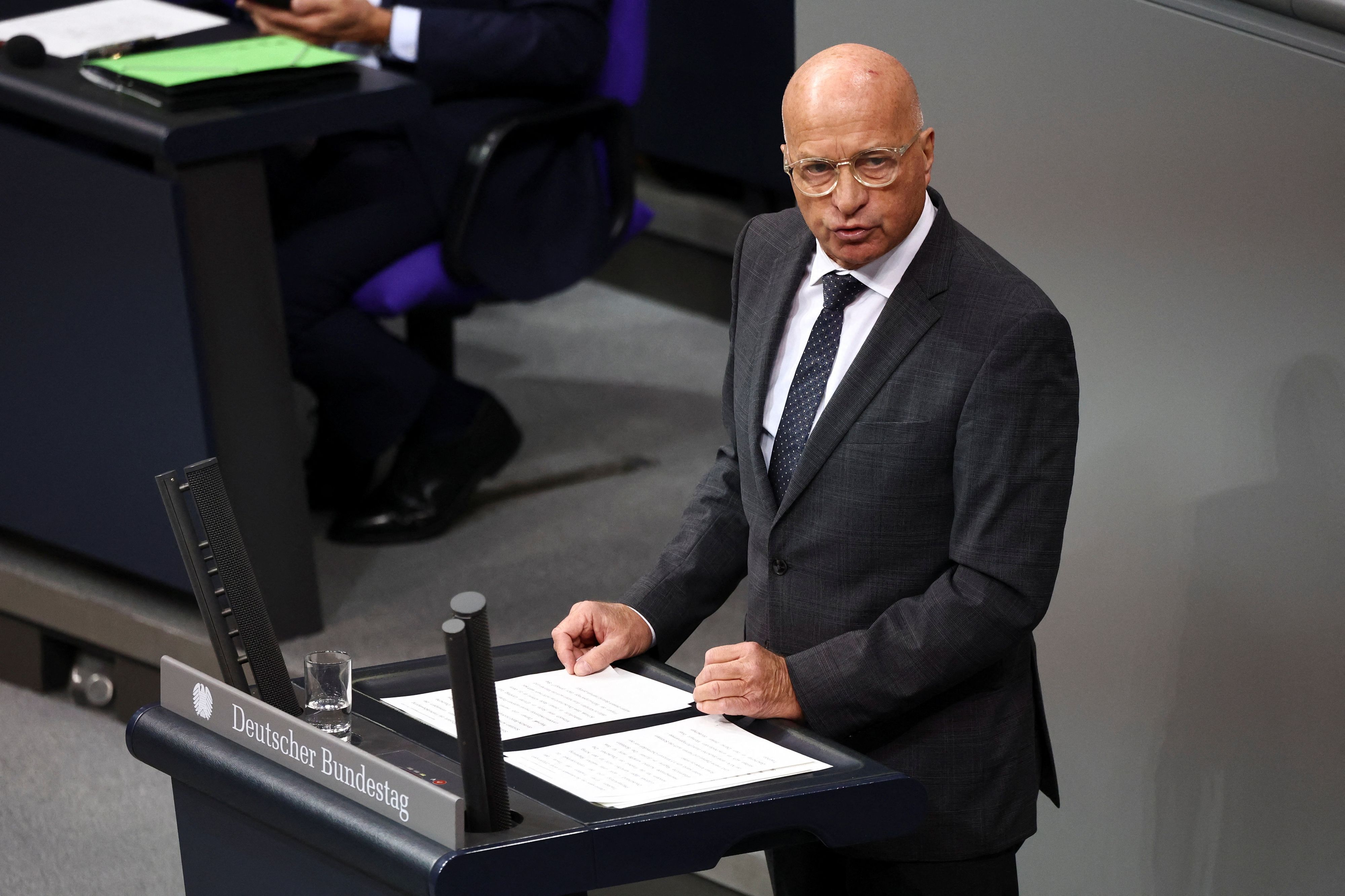 Trotz seines Rückzugs von der Sprecherfunktion bleibt Lucassen weiterhin Mitglied der AfD-Bundestagsfraktion.