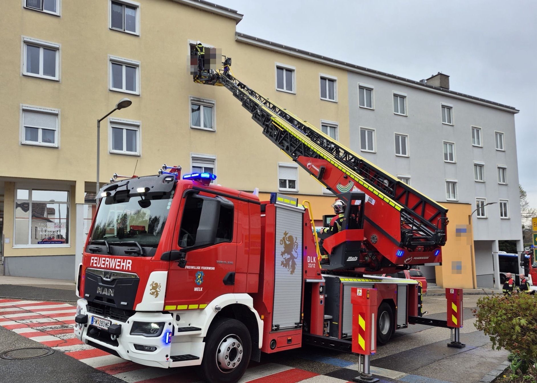 Heute.at - Medizinischer Notfall! Rettung per Feuerwehr-Drehleiter