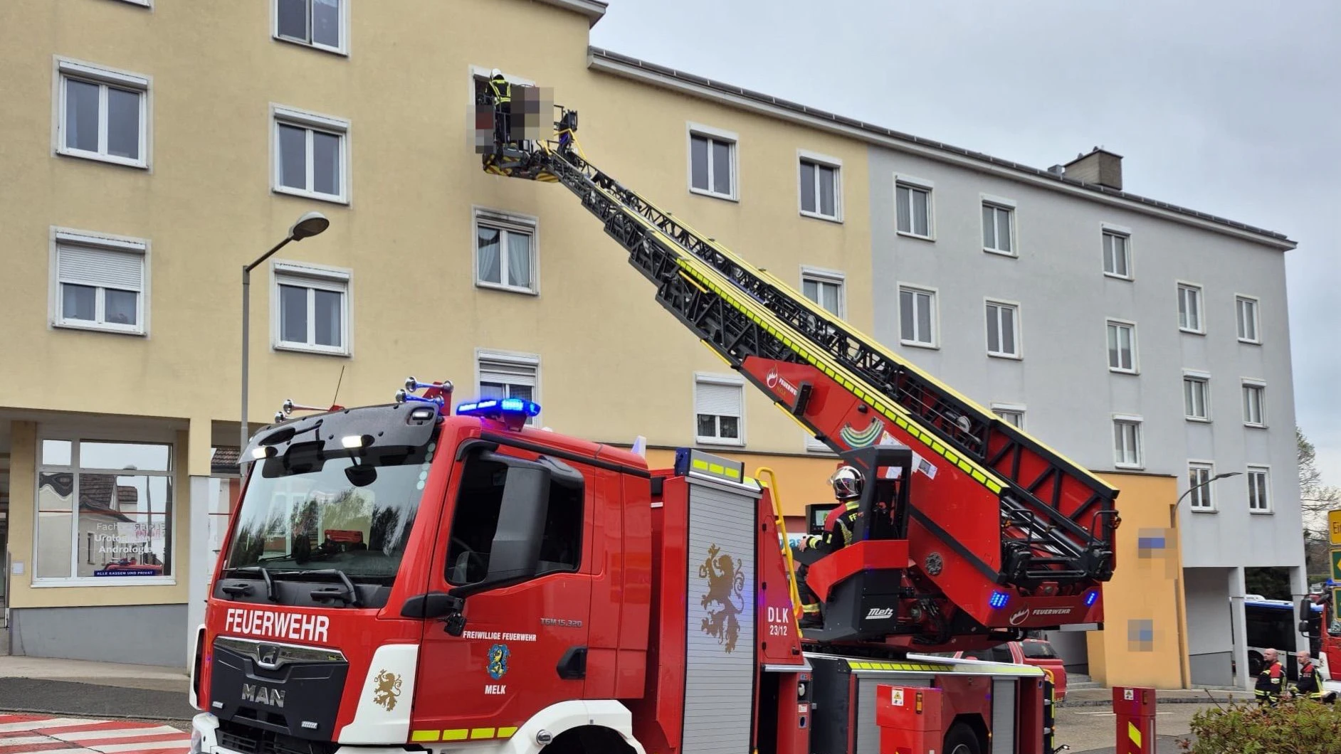 Medizinischer Notfall! Rettung per Feuerwehr-Drehleiter